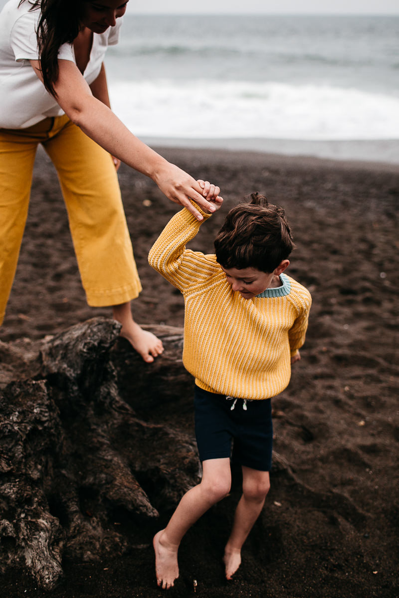 rode-beach-summer-gloomy-family-session-28