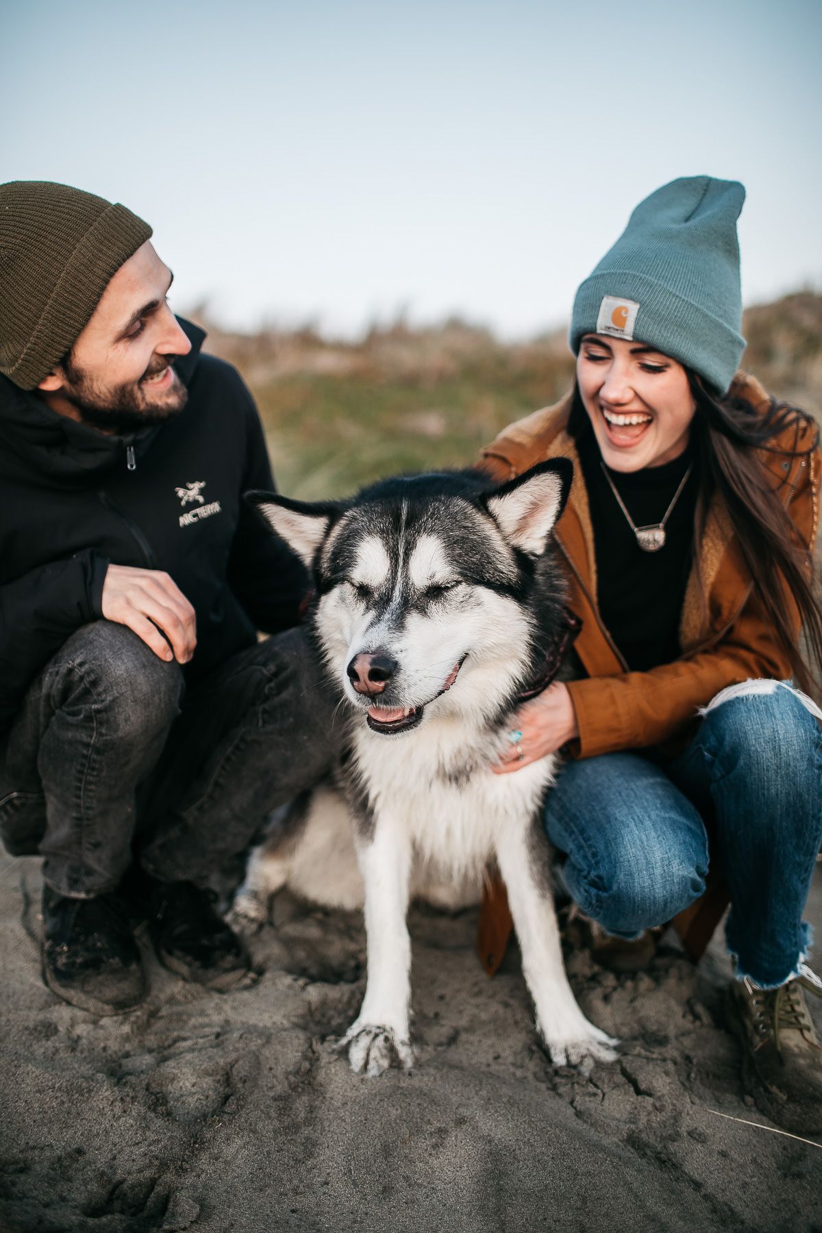 ocean-beach-sf-malamute-couple-session-golden-light-28
