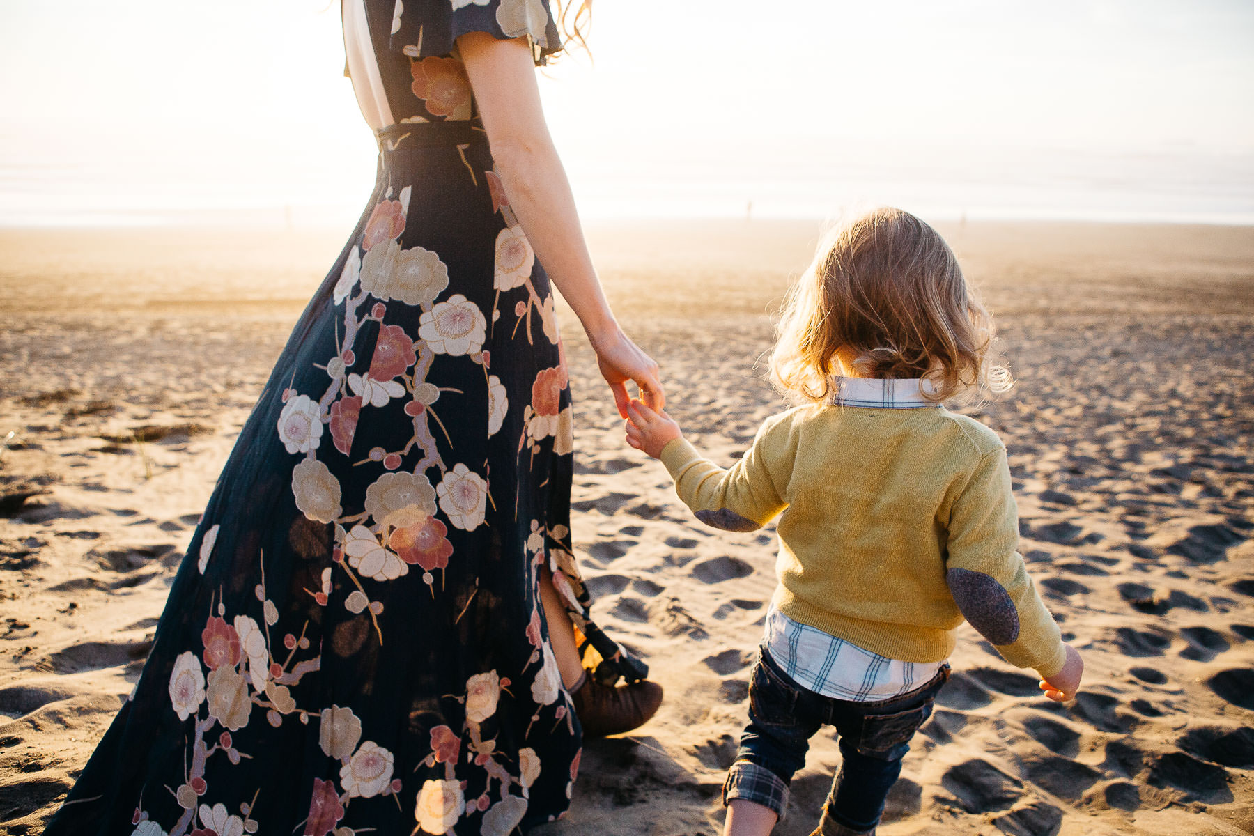holding-hands-lifestyle-session-ocean-beach-sf
