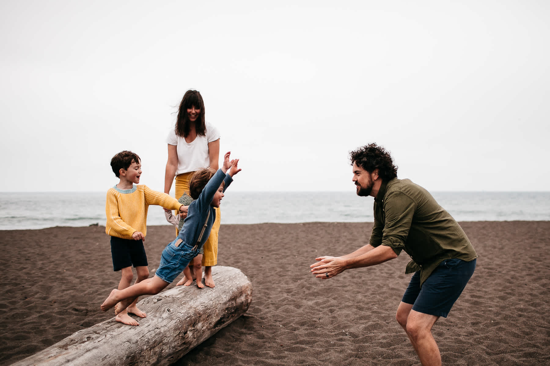 rode-beach-summer-gloomy-family-session-22