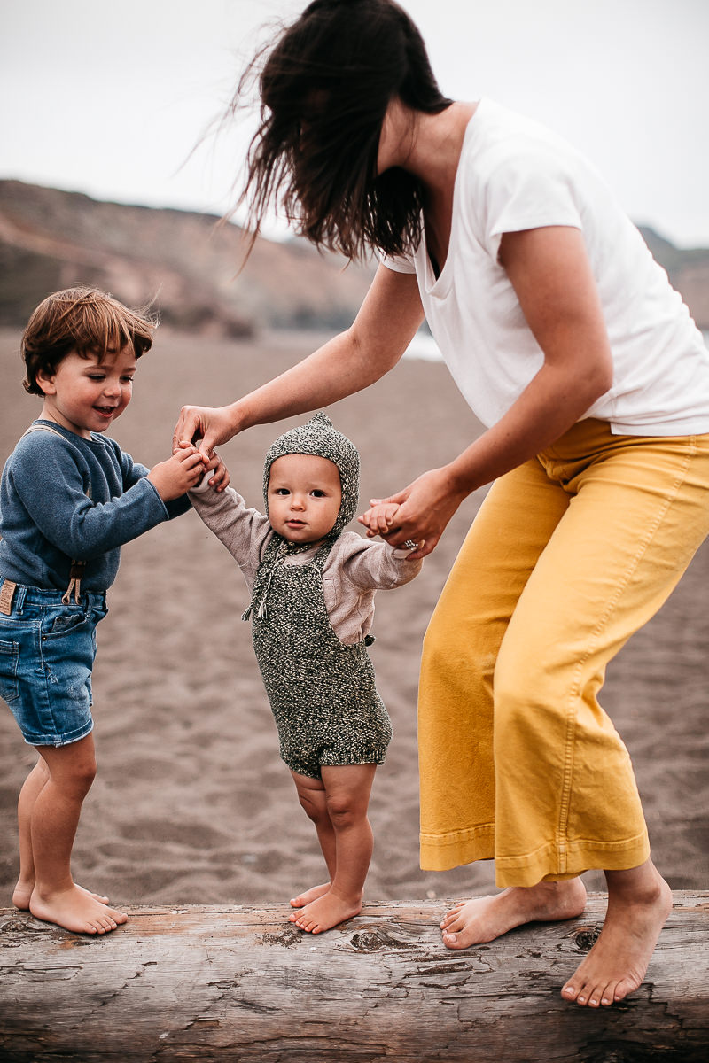 rode-beach-summer-gloomy-family-session-23