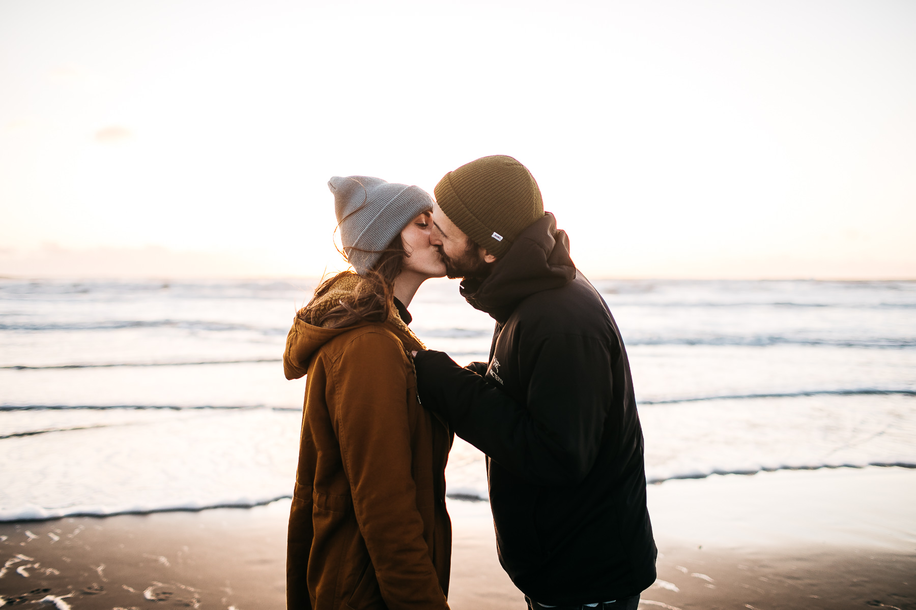 ocean-beach-sf-malamute-couple-session-golden-light-21