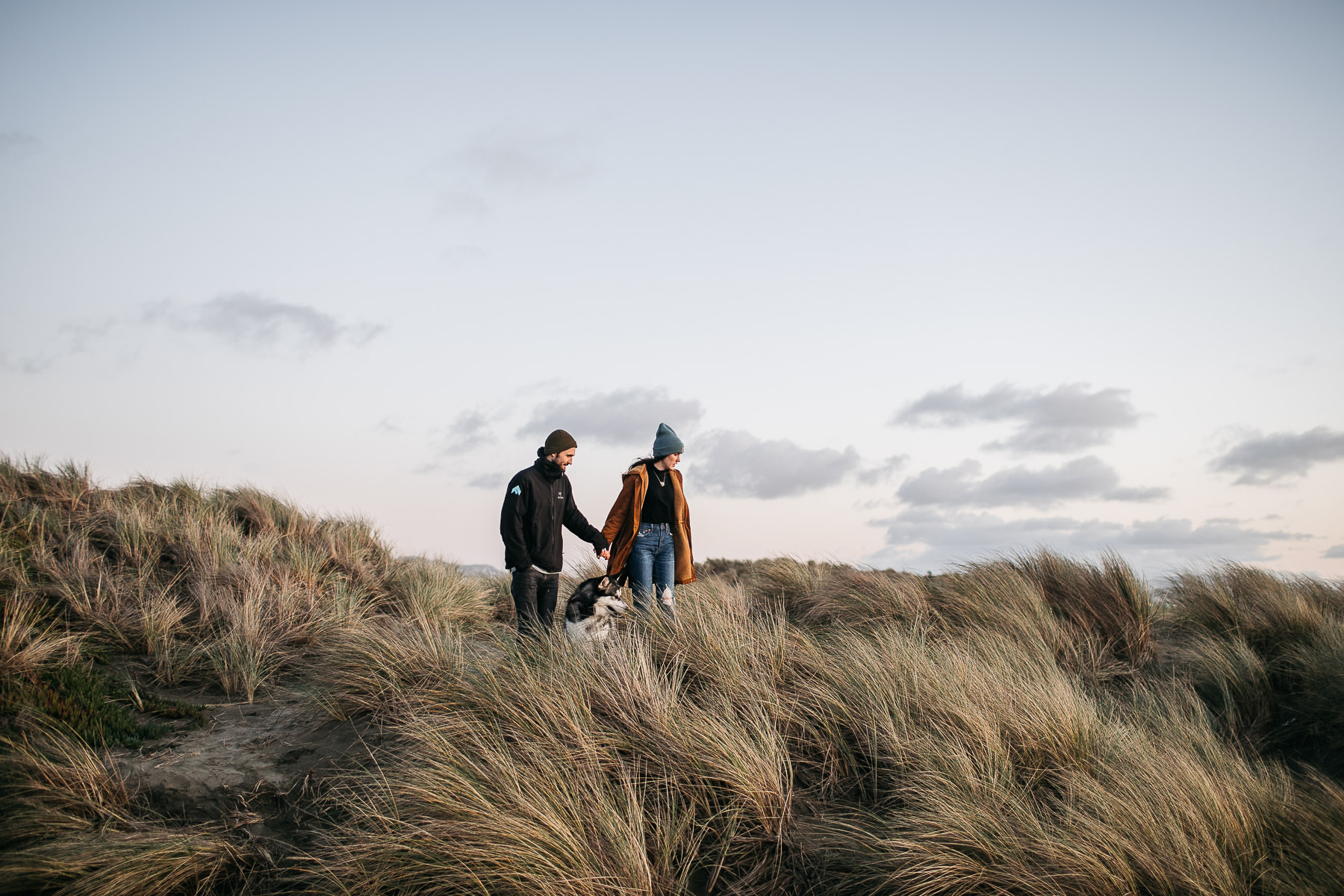 ocean-beach-sf-malamute-couple-session-golden-light-30