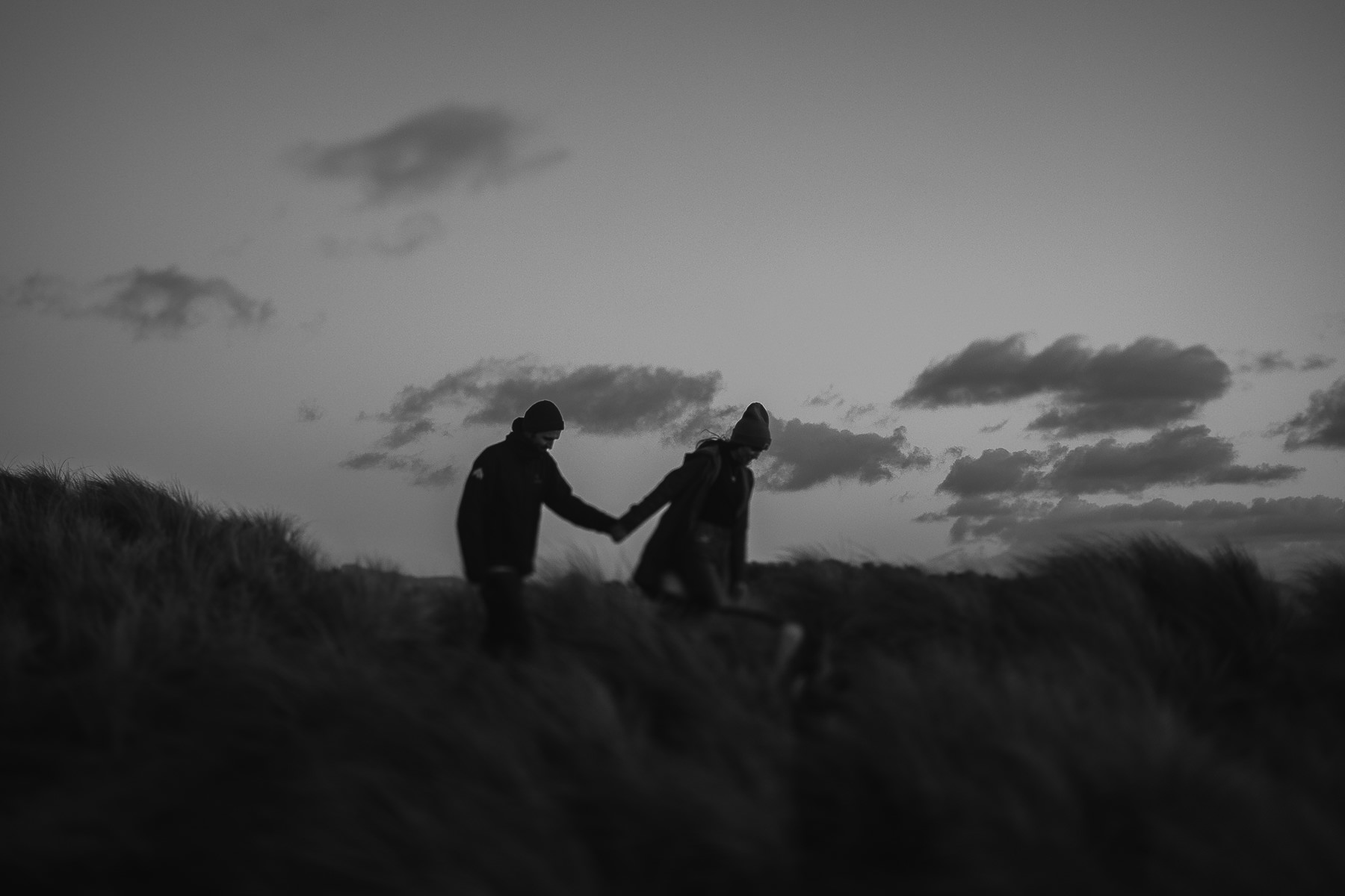 ocean-beach-sf-malamute-couple-session-golden-light-32