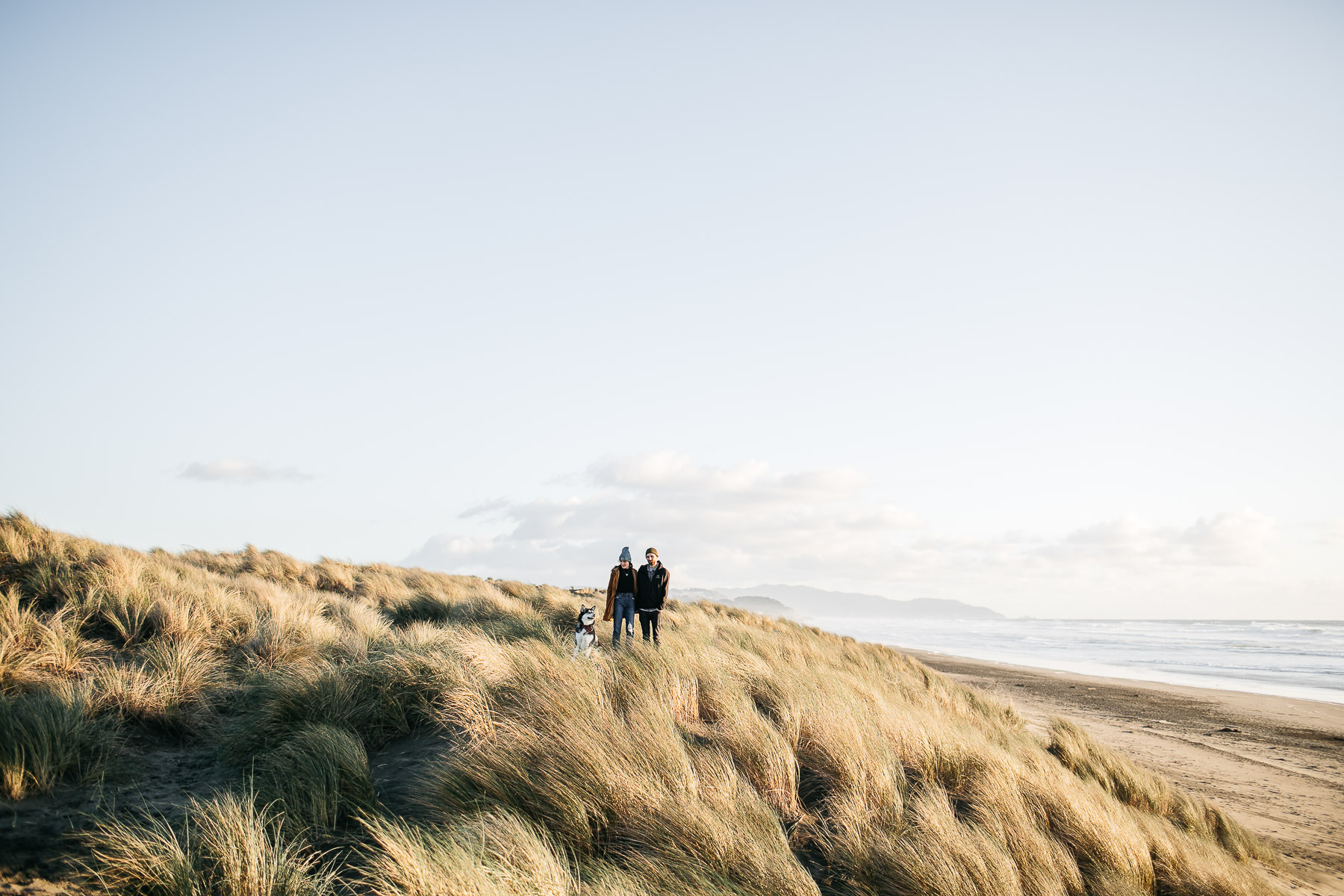 ocean-beach-sf-malamute-couple-session-golden-light-4