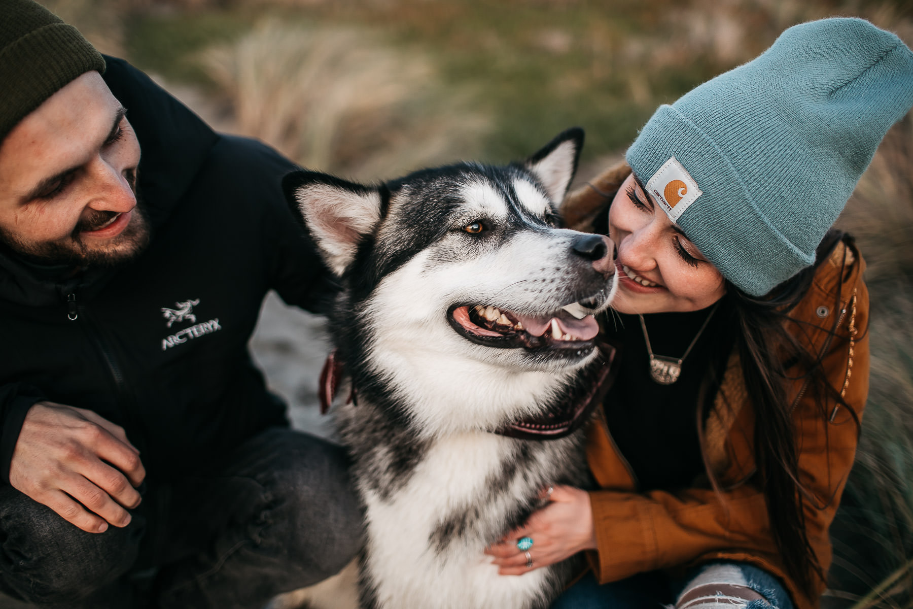 ocean-beach-sf-malamute-couple-session-golden-light-27