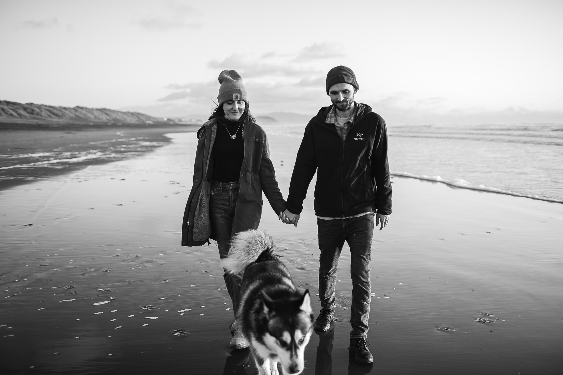 ocean-beach-sf-malamute-couple-session-golden-light-18