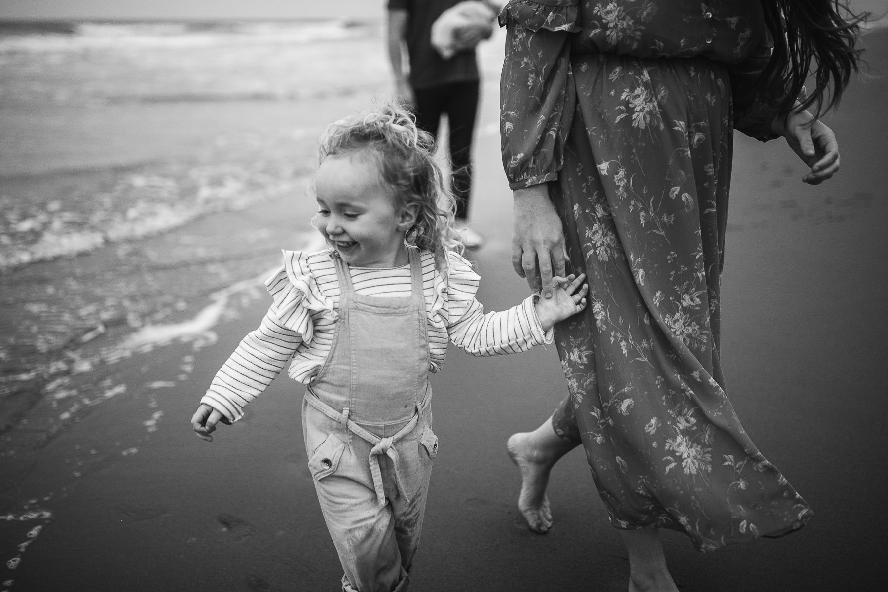 gloomy-ocean-beach-sf-newborn-lifestyle-session-25