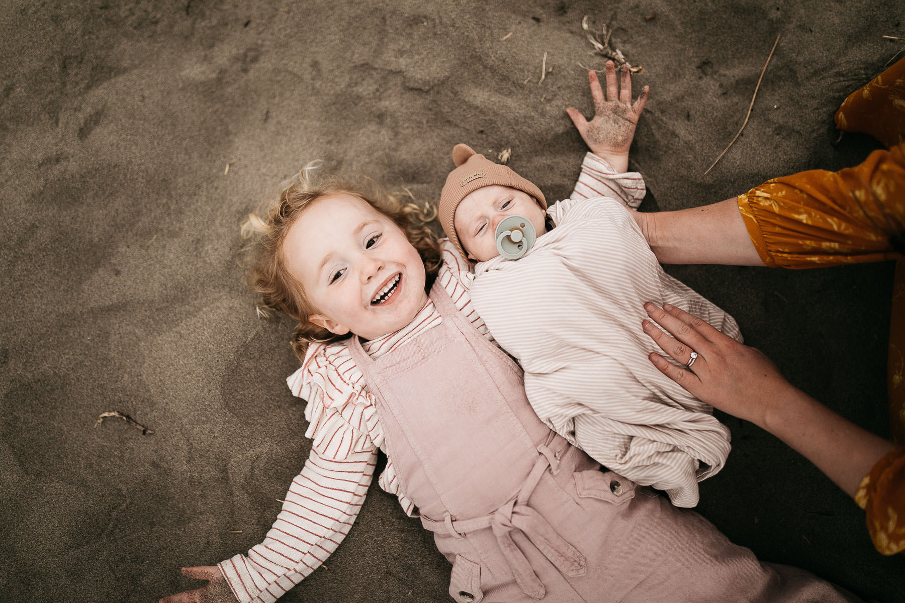 gloomy-ocean-beach-sf-newborn-lifestyle-session-15
