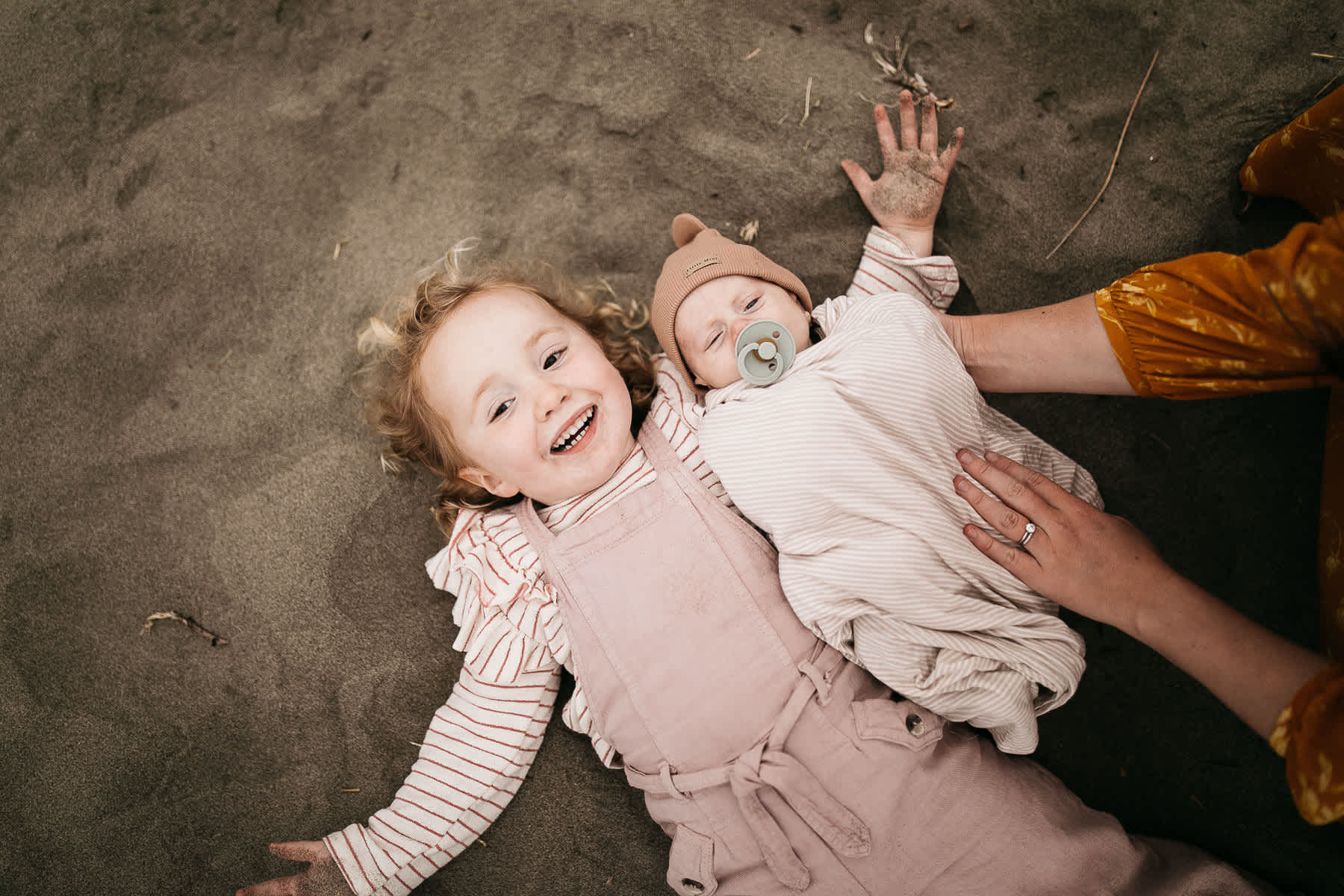 gloomy-ocean-beach-sf-newborn-lifestyle-session-15