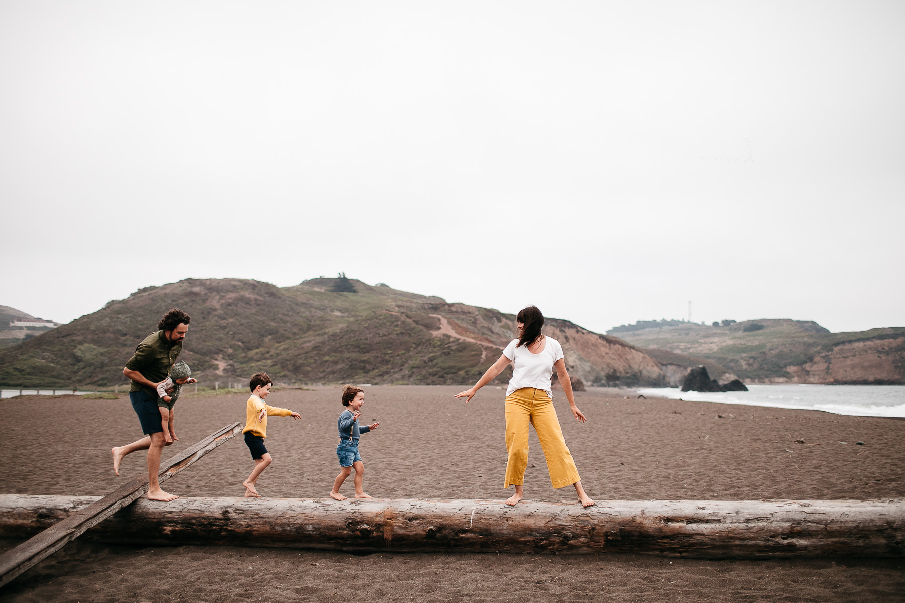 rode-beach-summer-gloomy-family-session-15