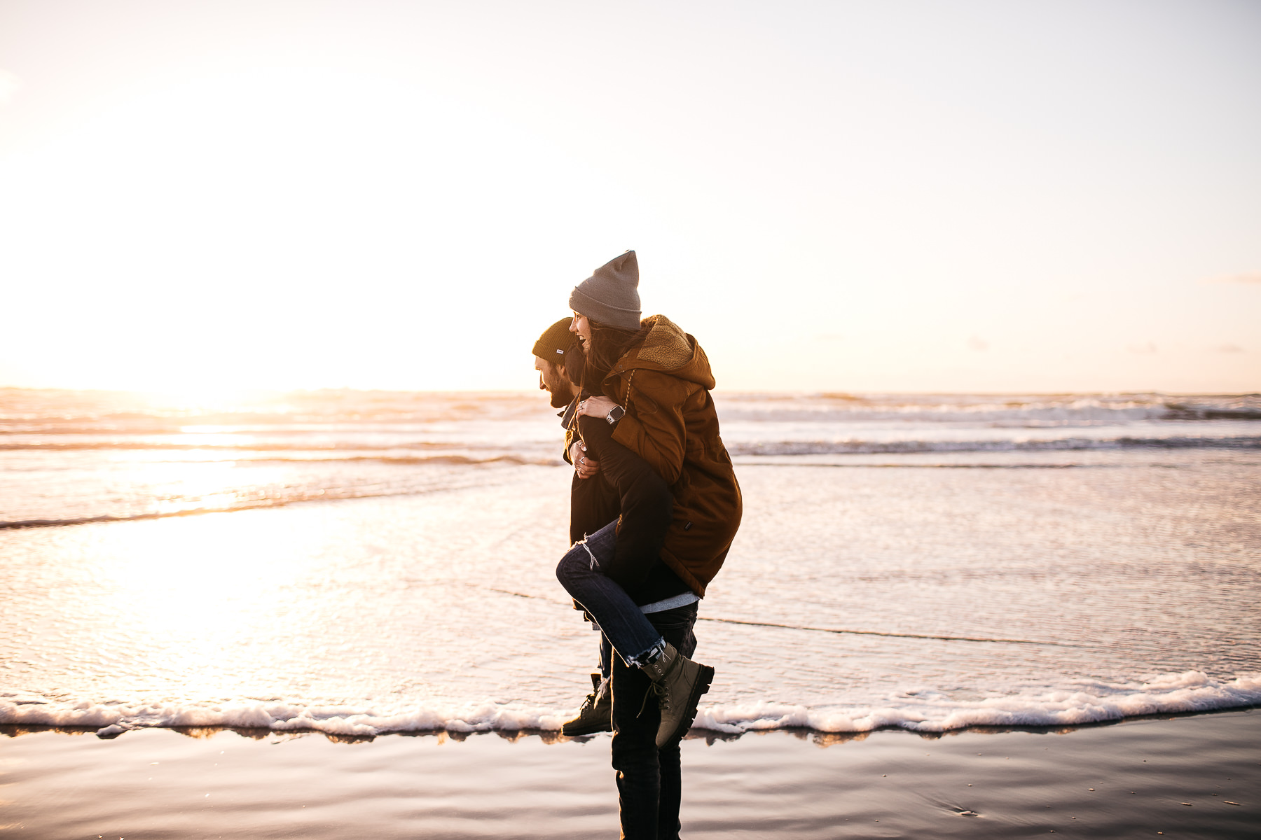 ocean-beach-sf-malamute-couple-session-golden-light-12