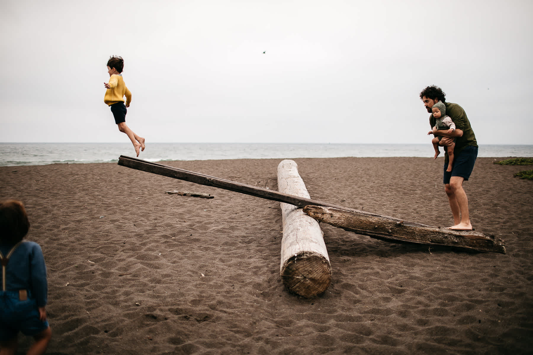 rode-beach-summer-gloomy-family-session-3