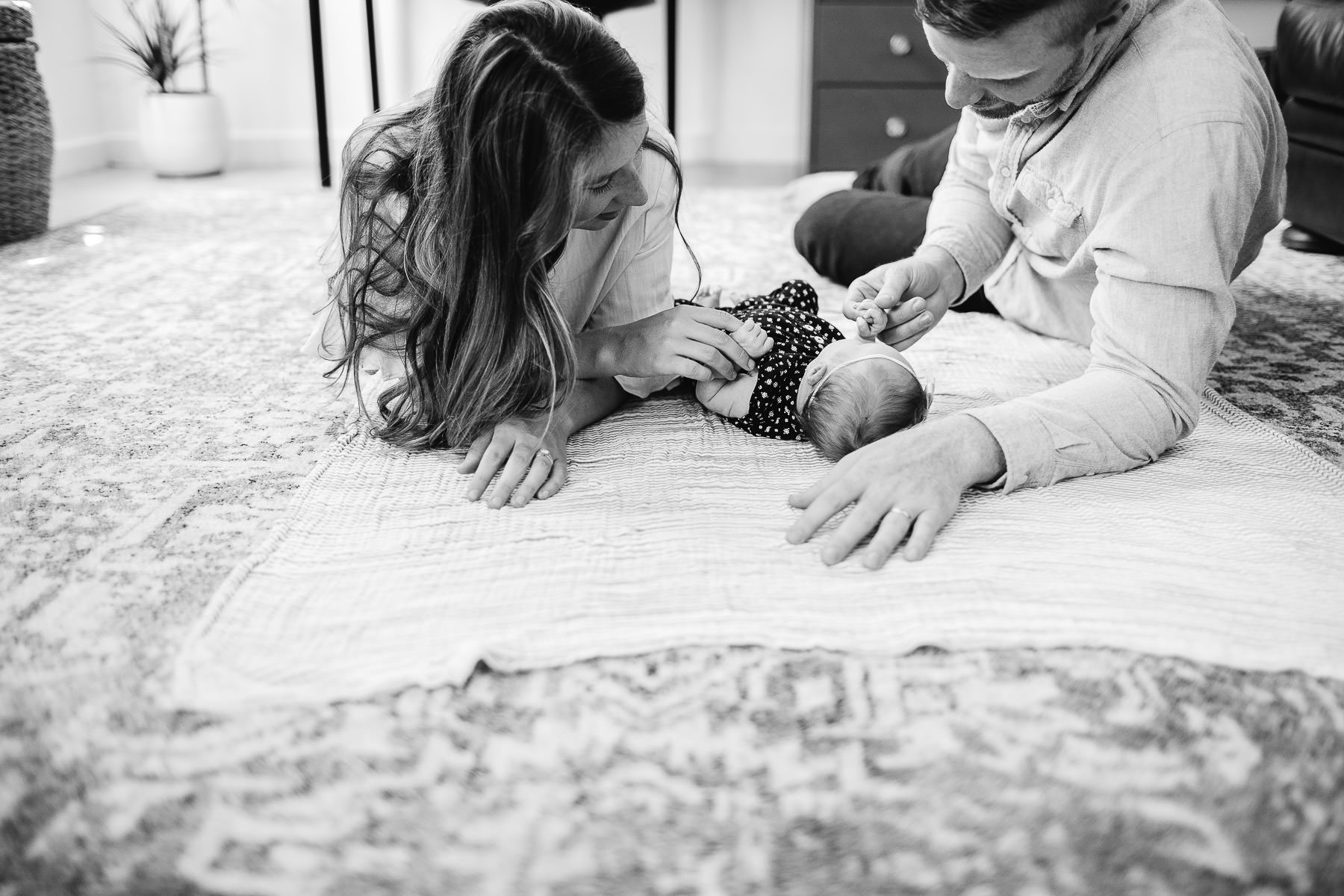 san-francisco-lifestyle-in-home-newborn-with-dog-25