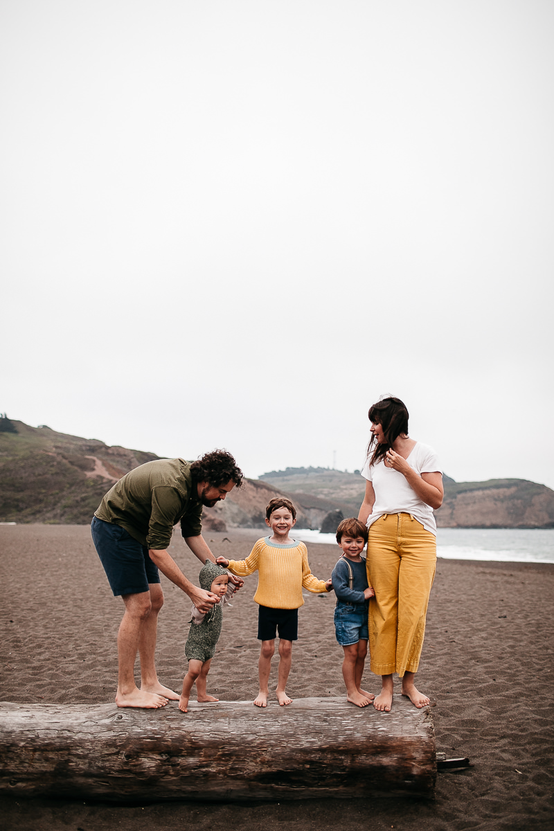 rode-beach-summer-gloomy-family-session-18