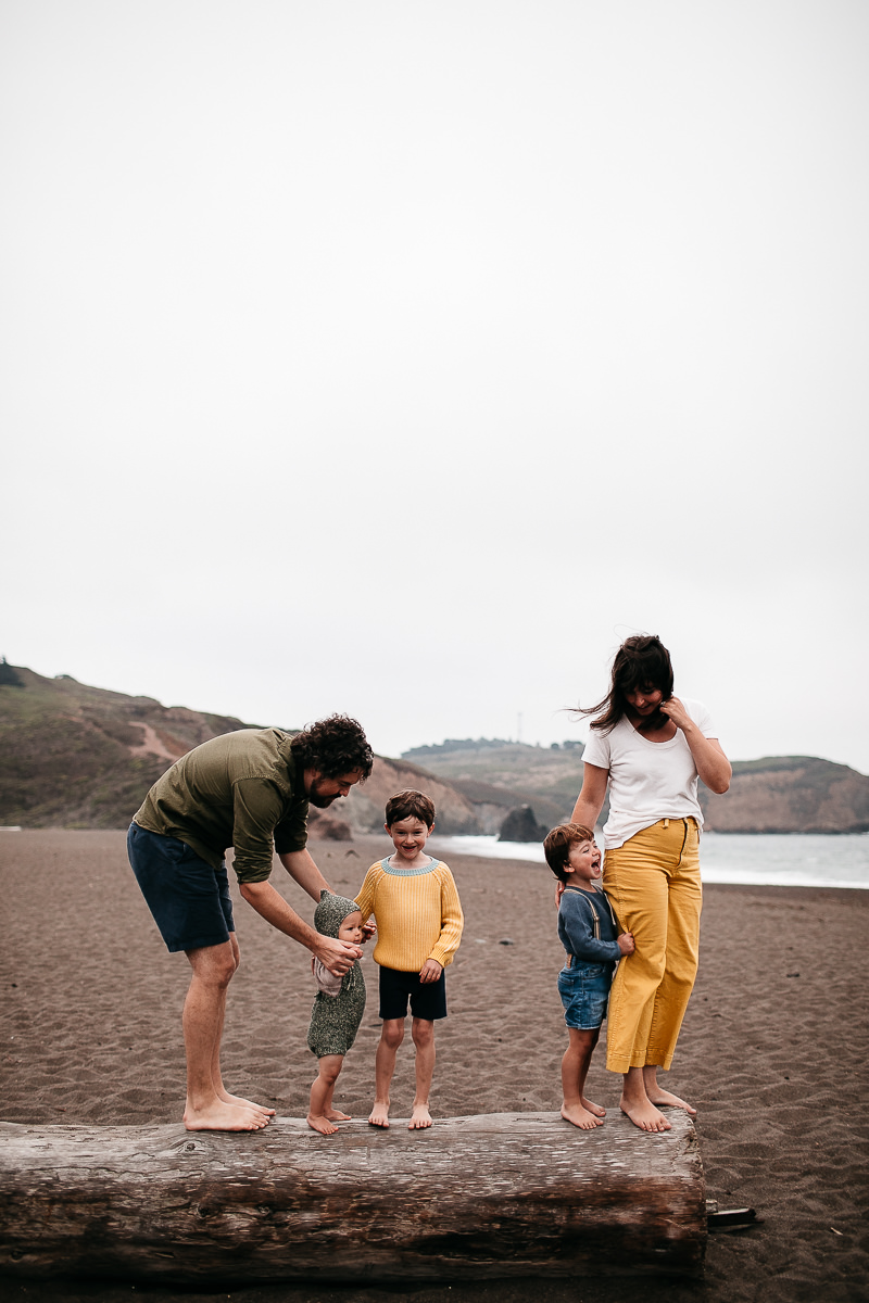 rode-beach-summer-gloomy-family-session-17