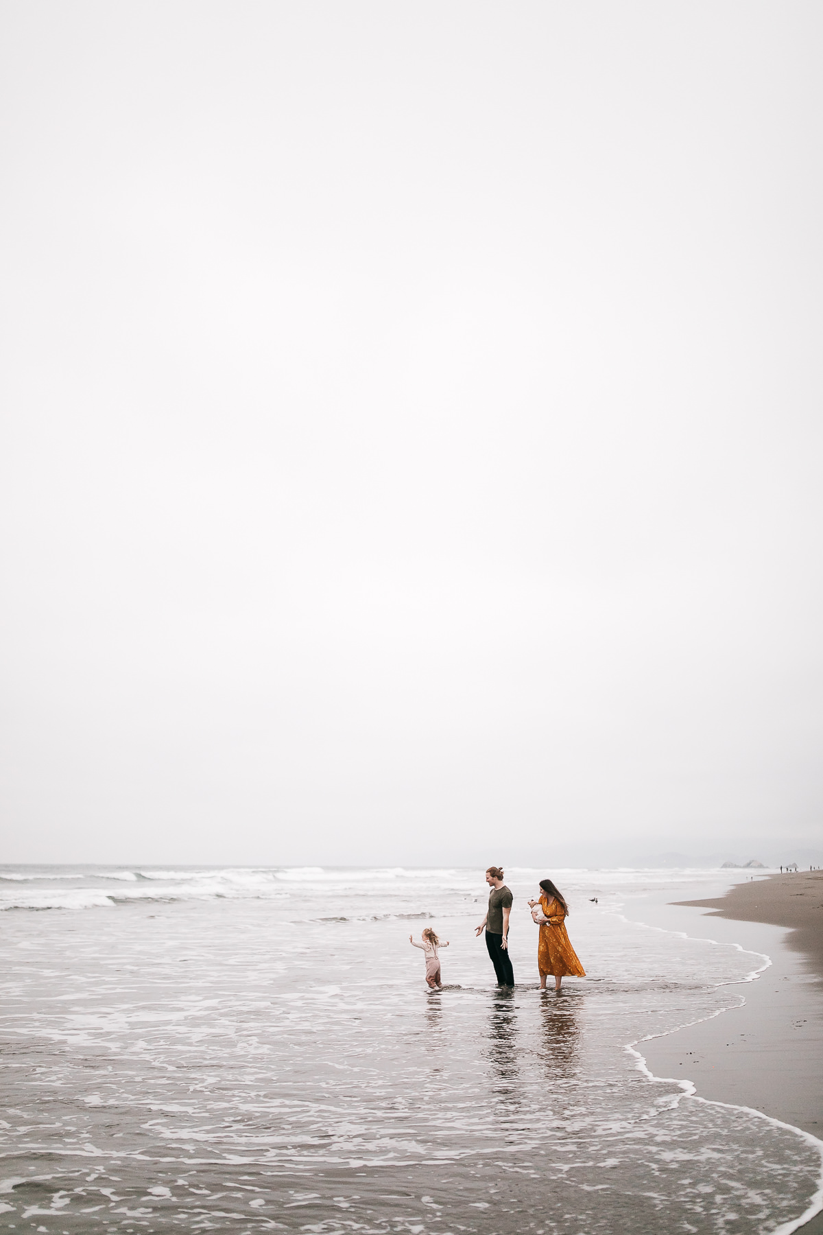 gloomy-ocean-beach-sf-newborn-lifestyle-session-28