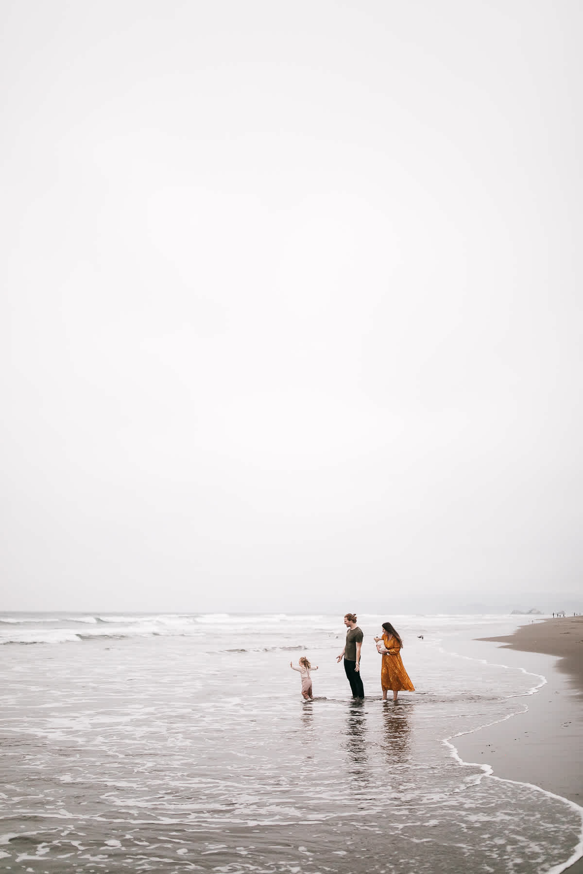 gloomy-ocean-beach-sf-newborn-lifestyle-session-28