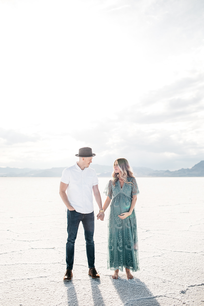 salt-lake-city-utah-salt-flats-lifestyle-maternity-session-4
