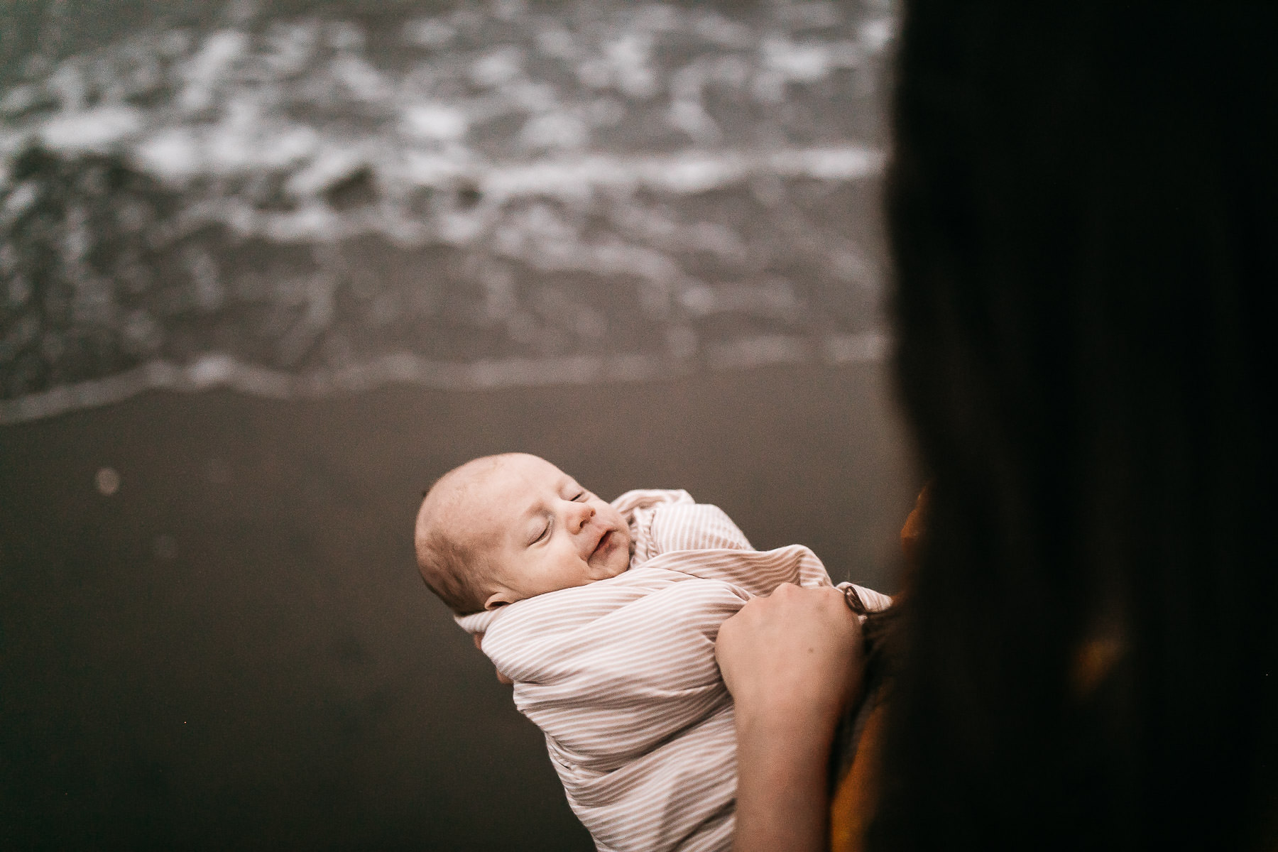 gloomy-ocean-beach-sf-newborn-lifestyle-session-33