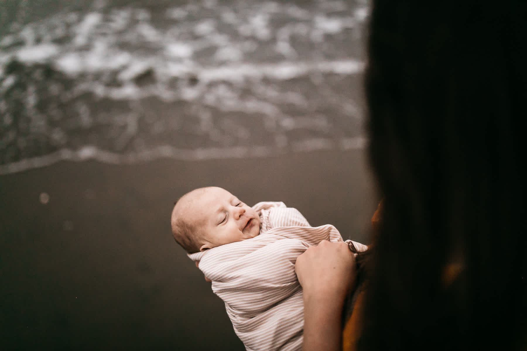gloomy-ocean-beach-sf-newborn-lifestyle-session-33