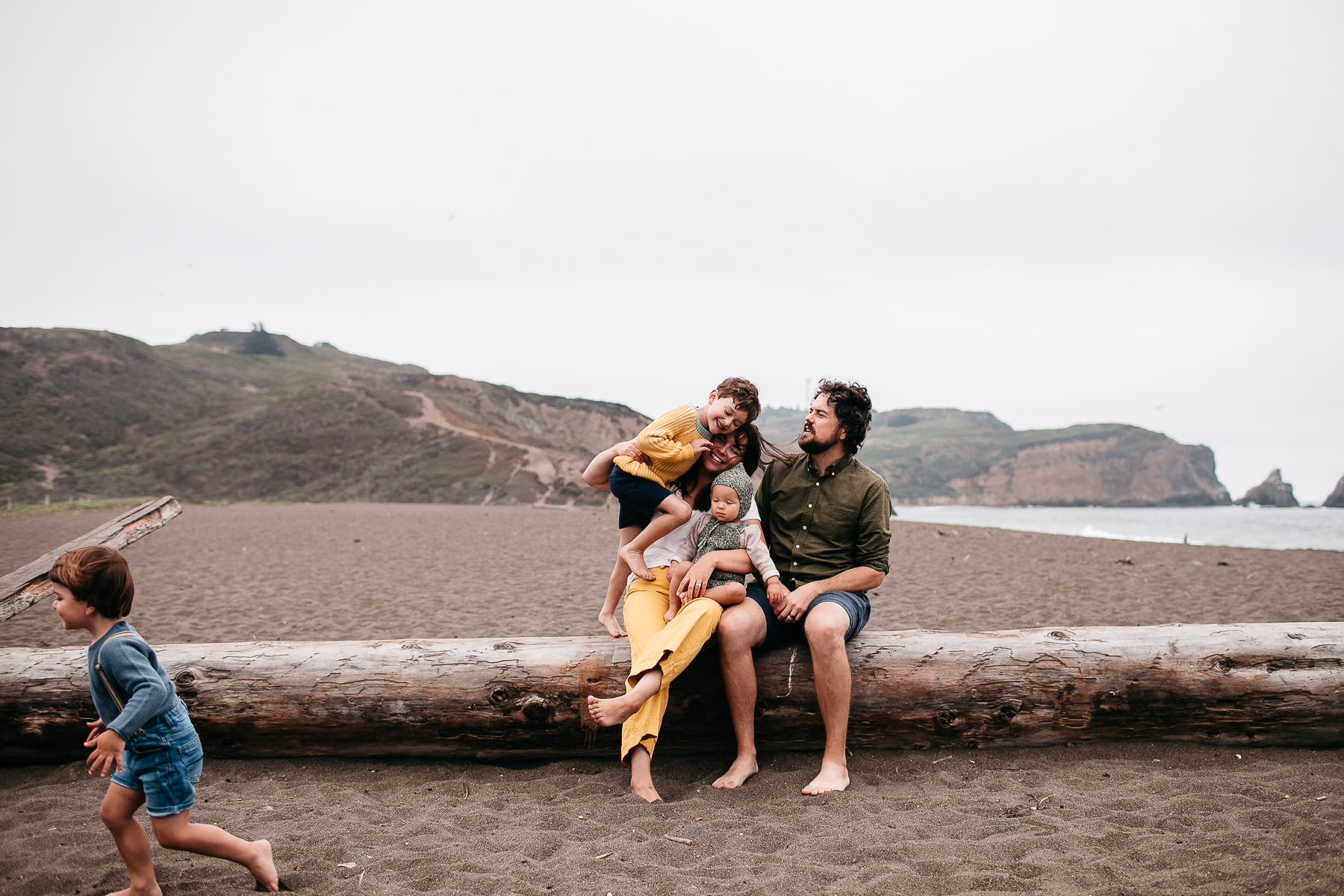 rode-beach-summer-gloomy-family-session-13
