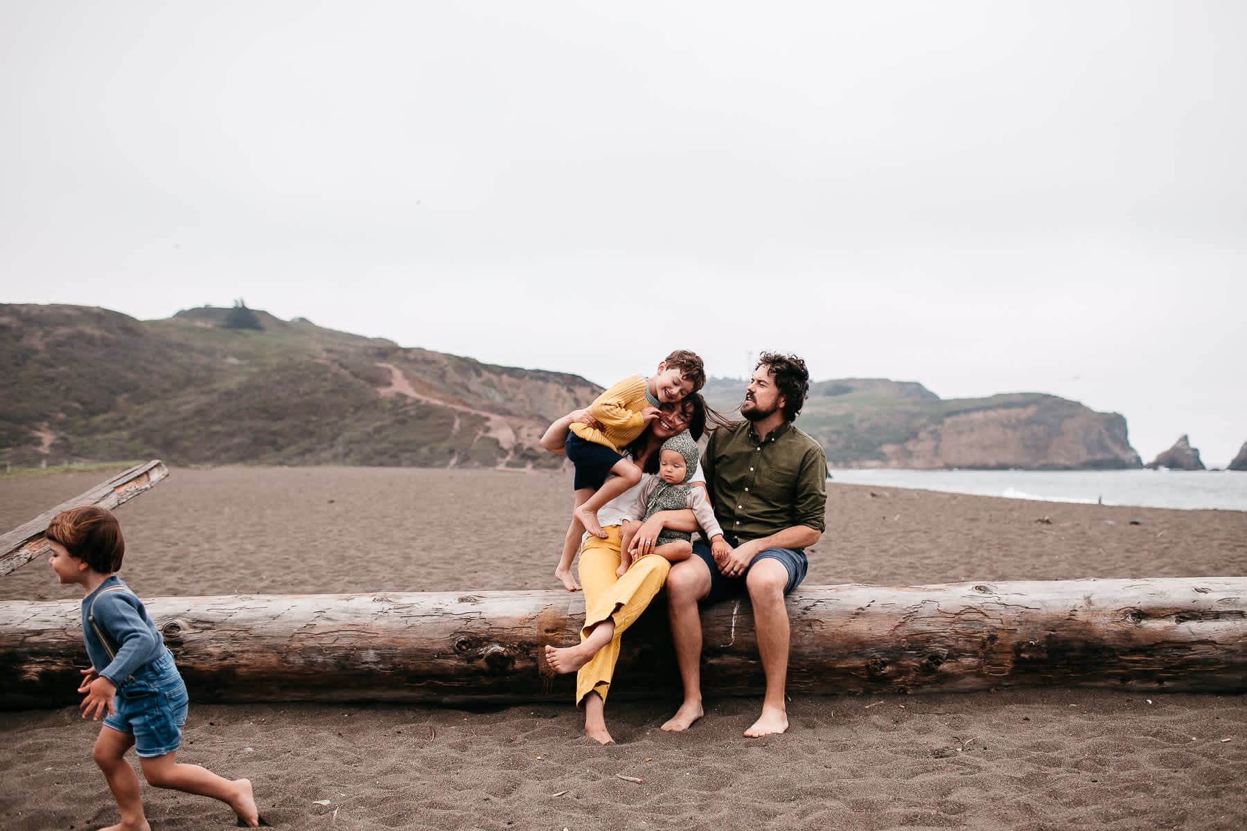rode-beach-summer-gloomy-family-session-13