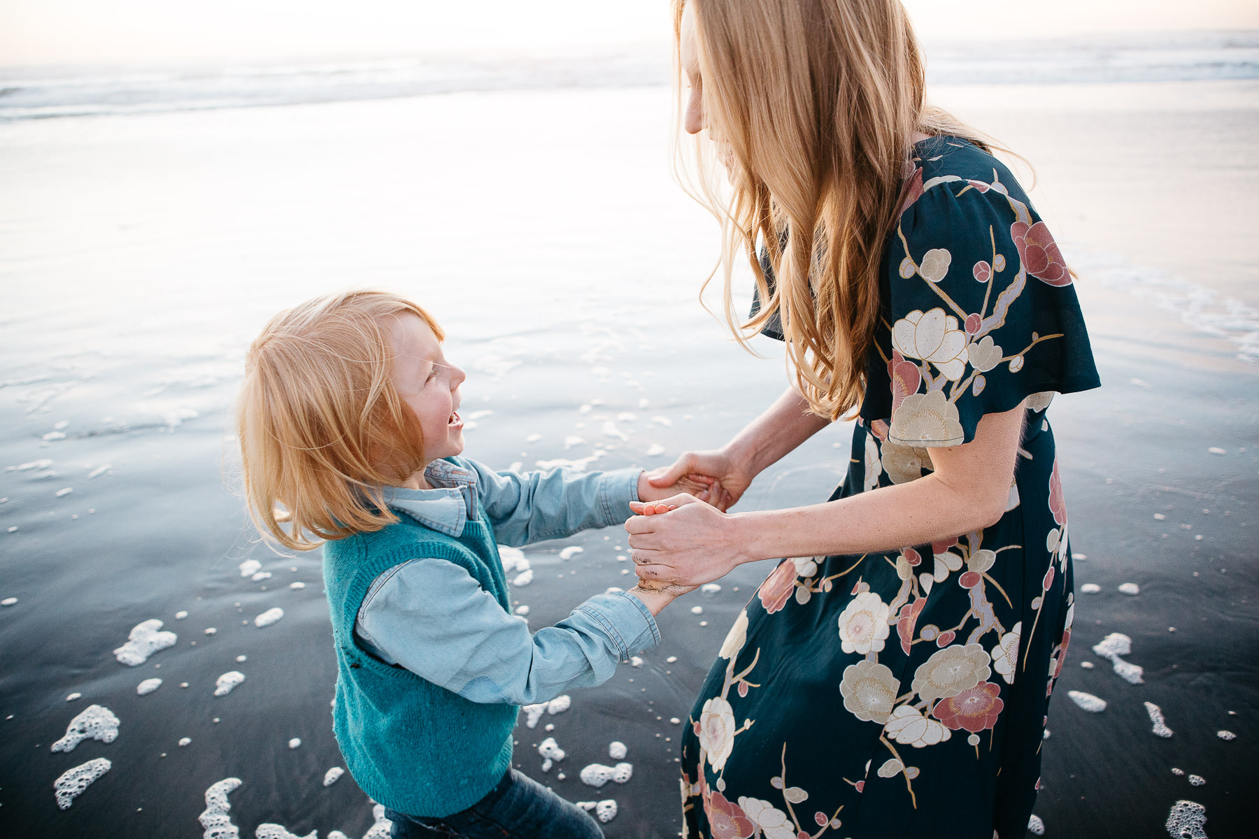happy-family-moments-ocean-beach