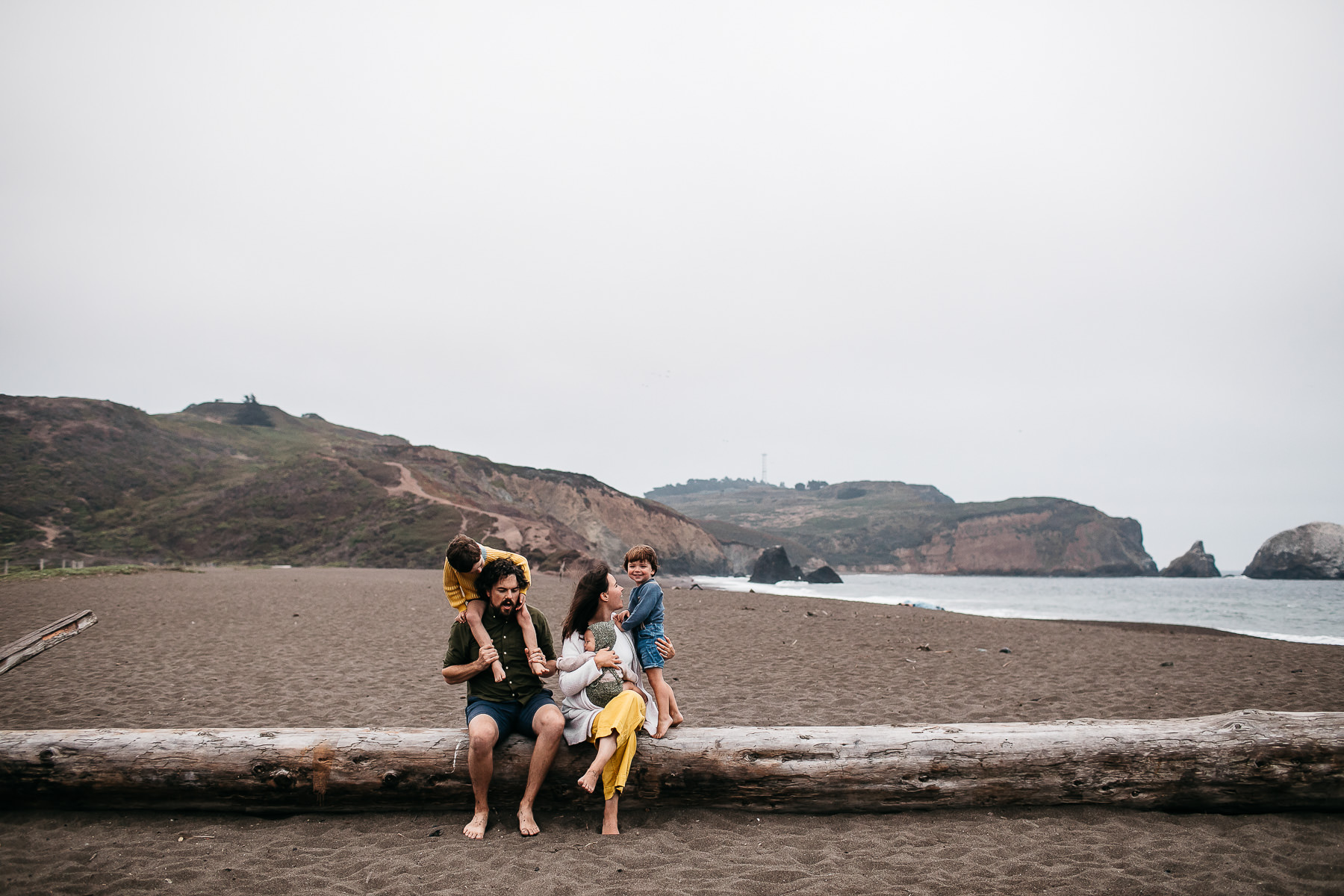 rode-beach-summer-gloomy-family-session-36
