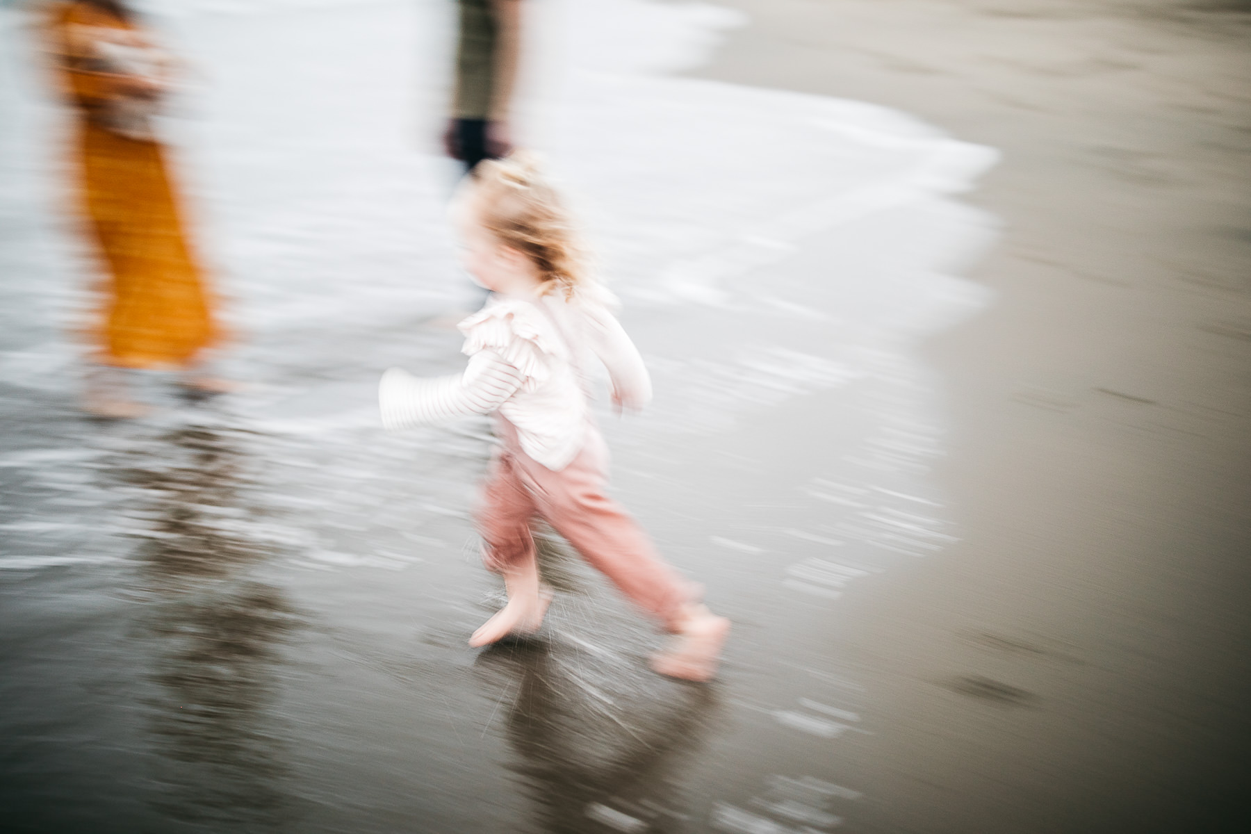 gloomy-ocean-beach-sf-newborn-lifestyle-session-31