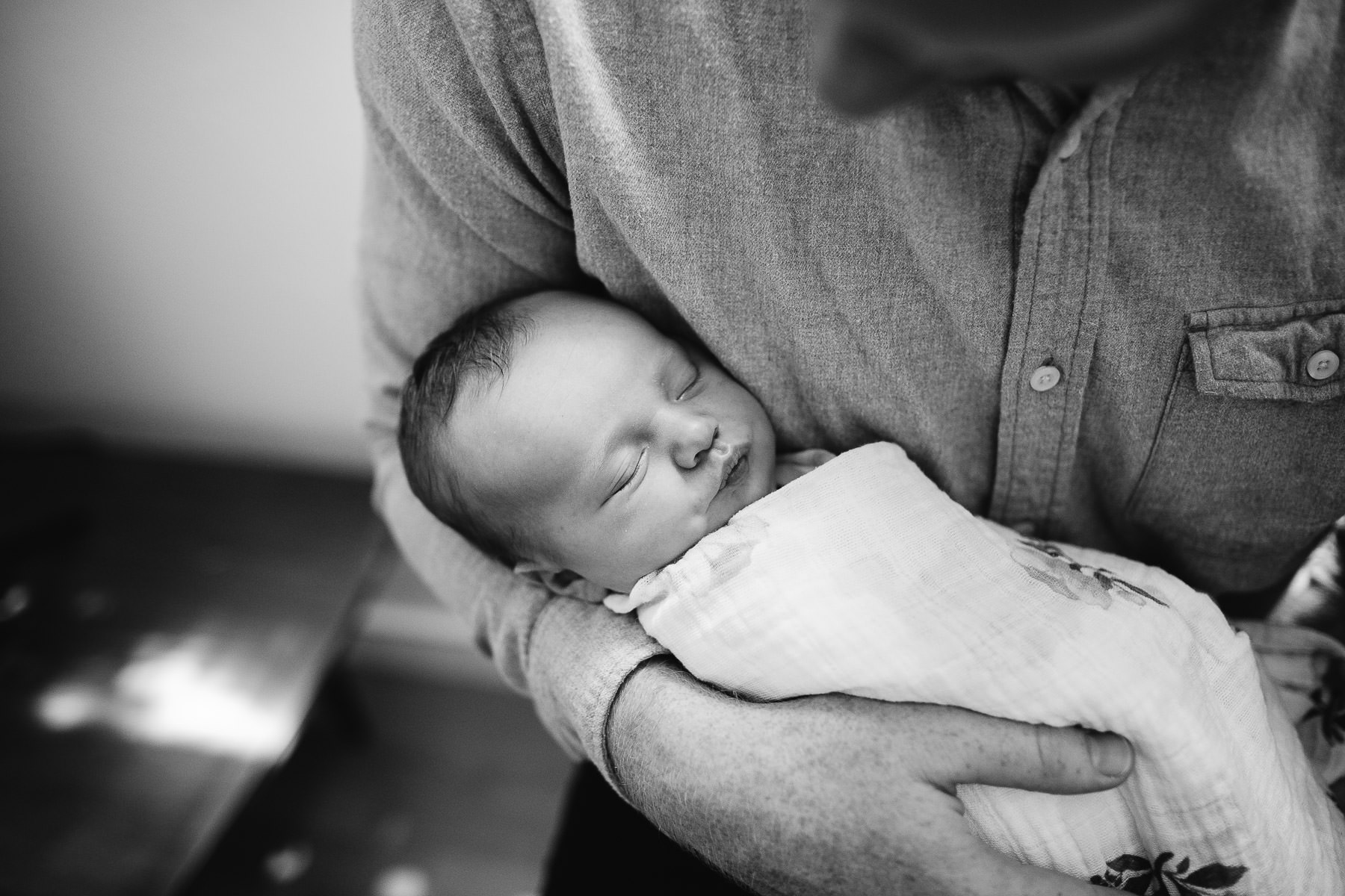 san-francisco-lifestyle-in-home-newborn-with-dog-36