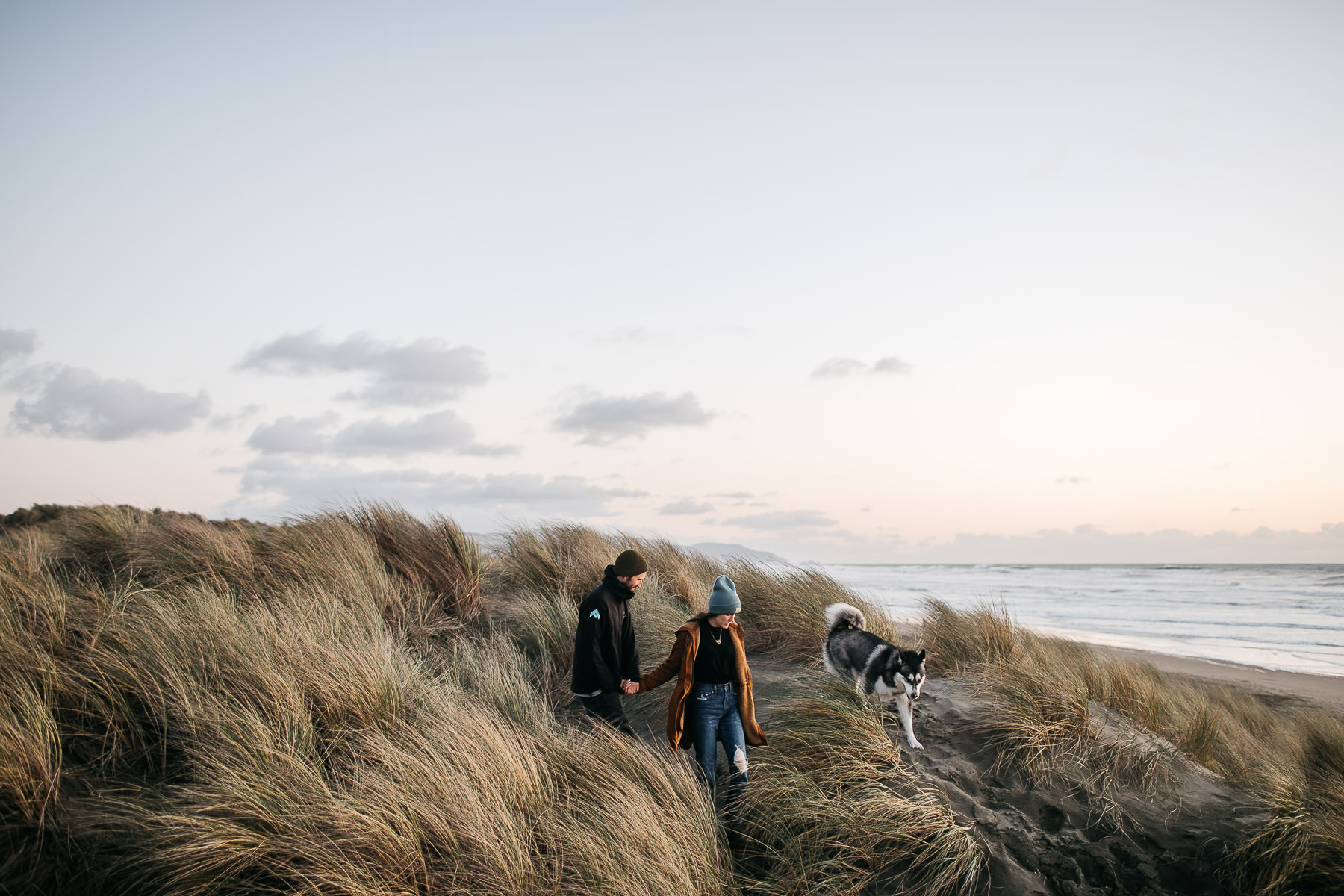 ocean-beach-sf-malamute-couple-session-golden-light-31