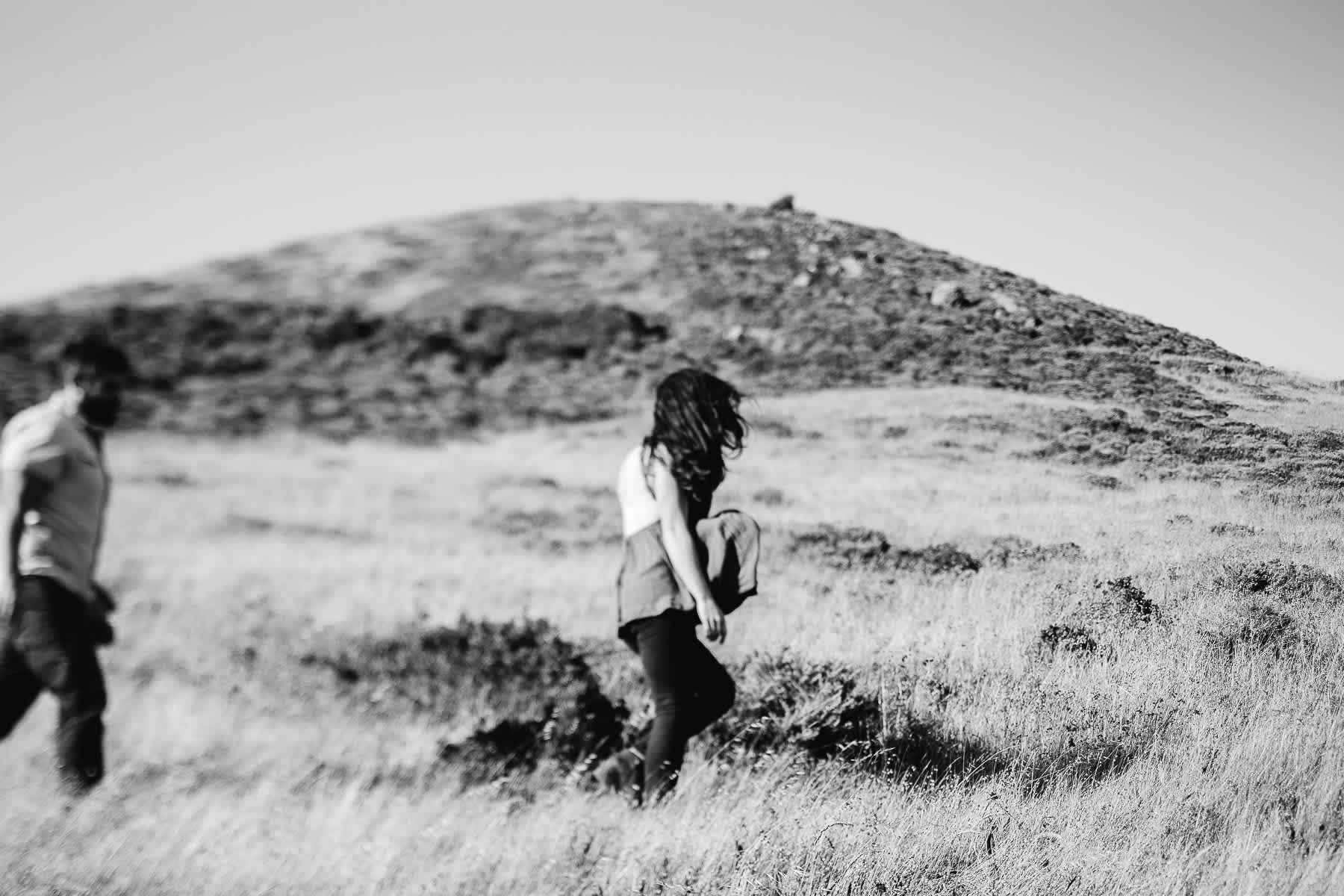 marin-headlands-rodeo-beach-lifestyle-laughter-engagement-session-14