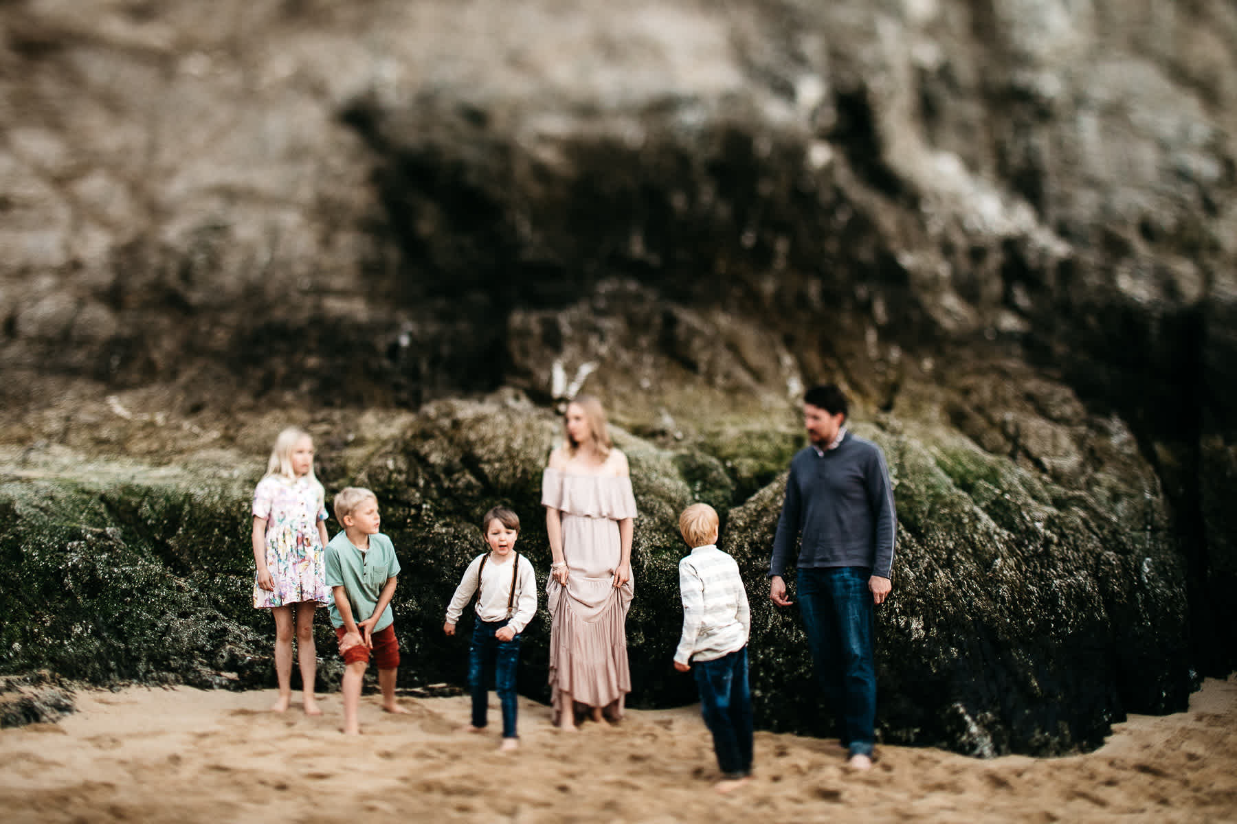 half-moon-bay-ca-sunset-family-lifestyle-session-golden-light-23
