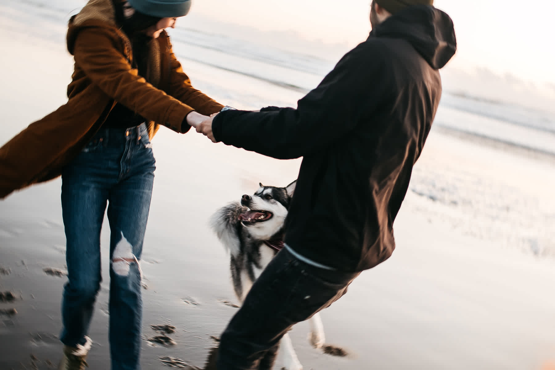 ocean-beach-sf-malamute-couple-session-golden-light-25