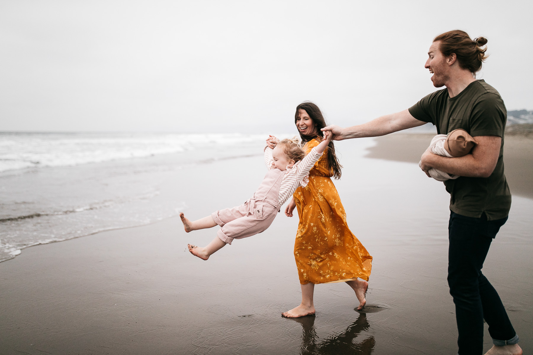 gloomy-ocean-beach-sf-newborn-lifestyle-session-22