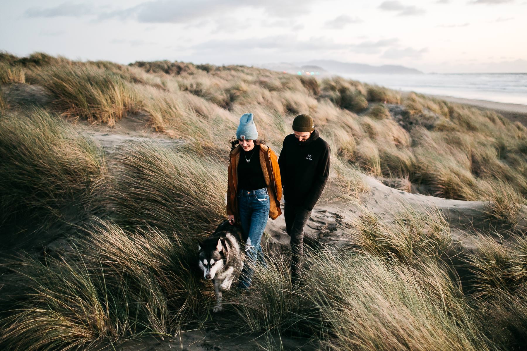 ocean-beach-sf-malamute-couple-session-golden-light-38