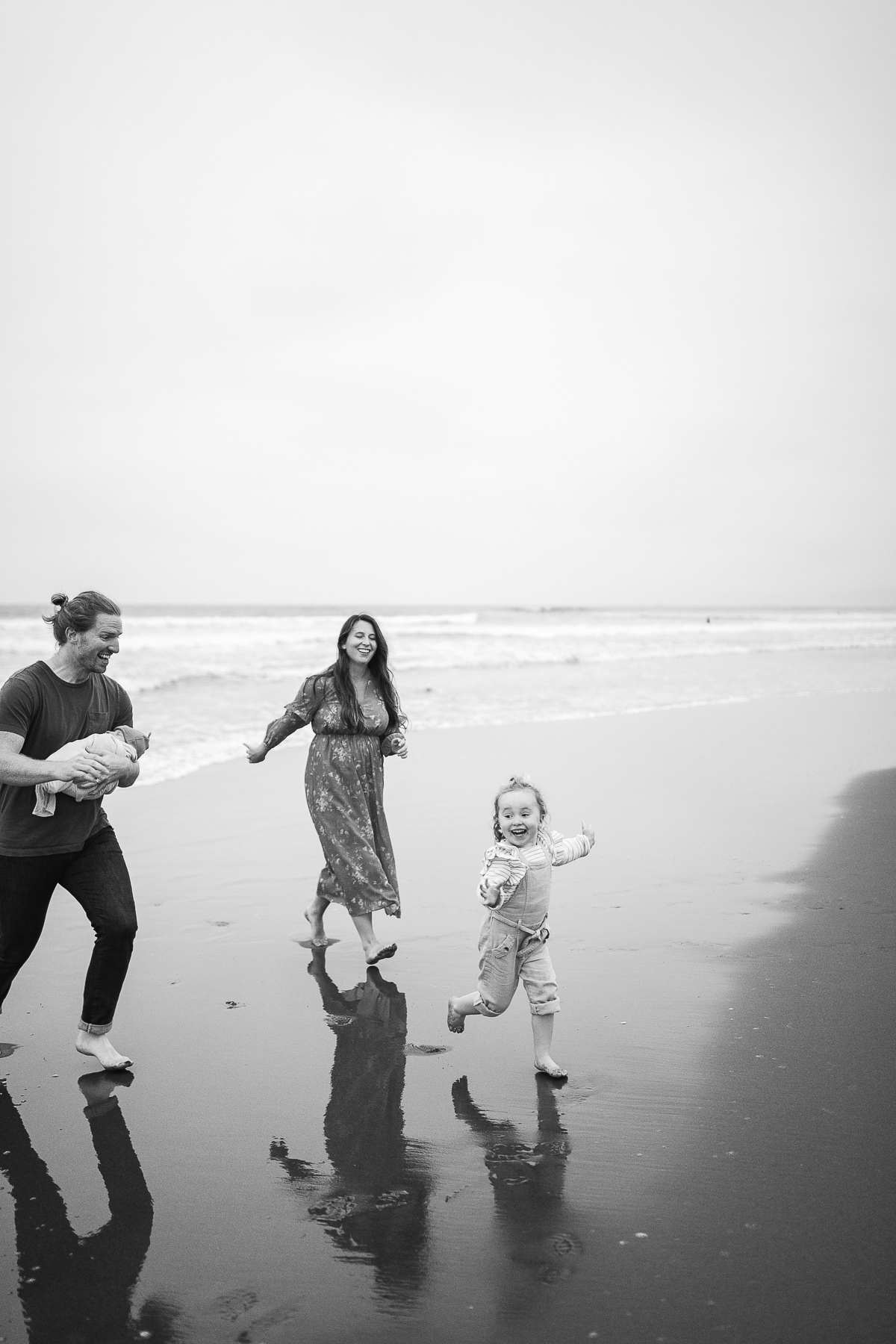 gloomy-ocean-beach-sf-newborn-lifestyle-session-23