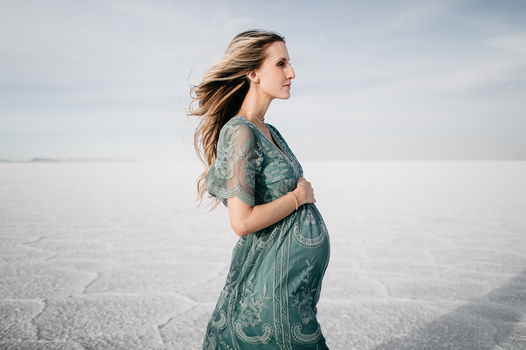 bonneville-utah-salt-flats-lifestyle-maternity-shoot-51