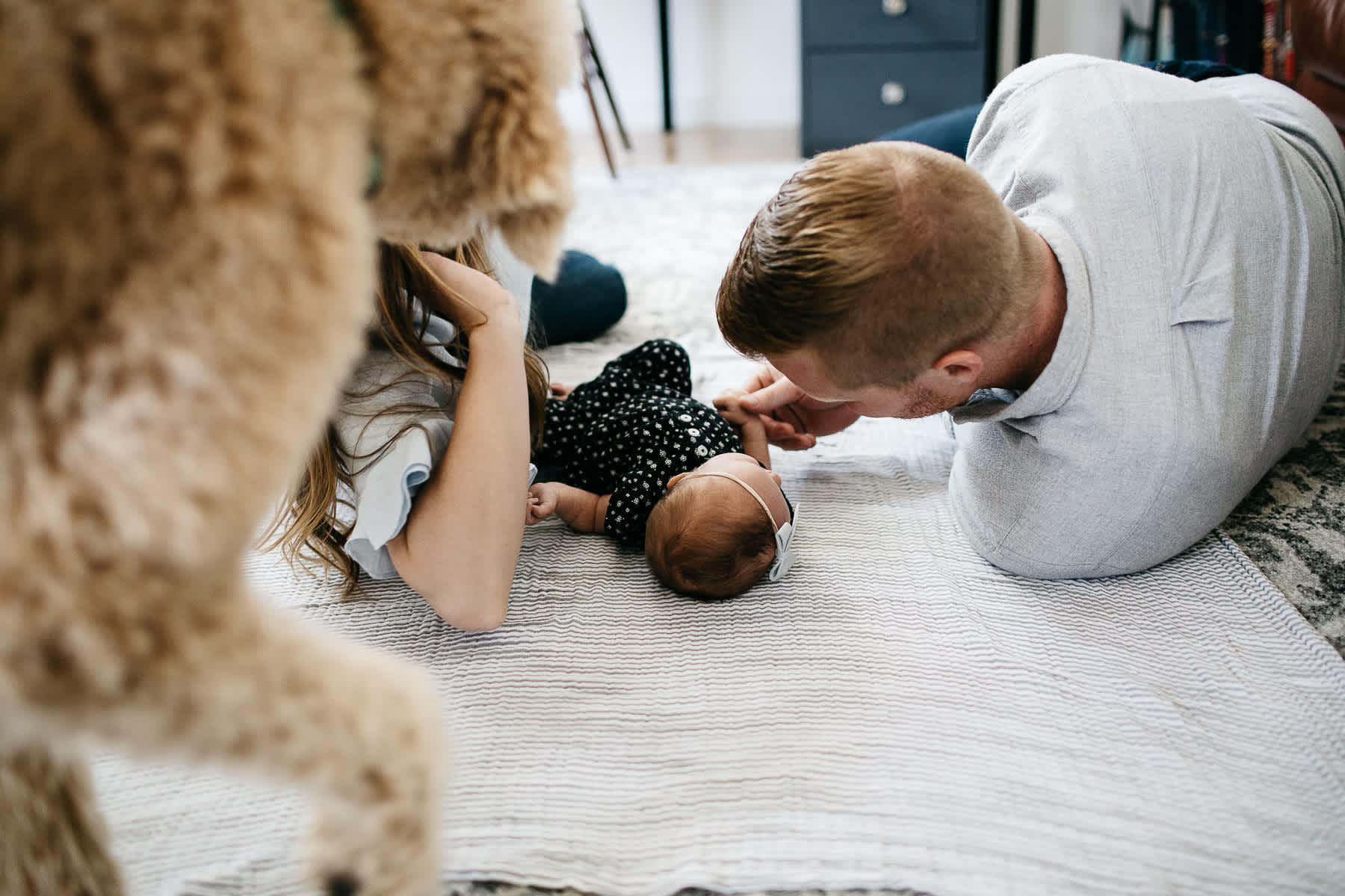 san-francisco-lifestyle-in-home-newborn-with-dog-22