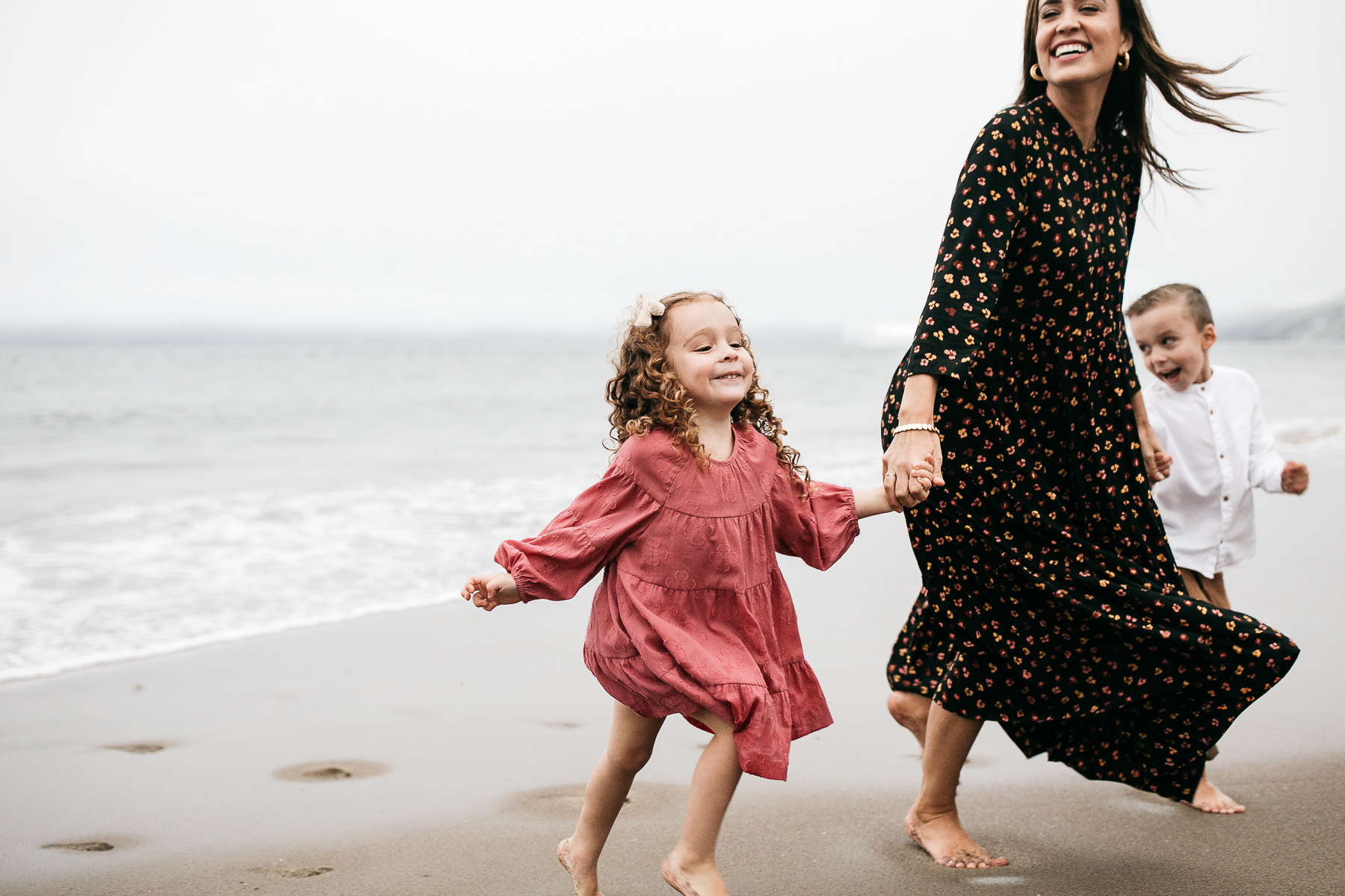 summer-foggy-china-beach-lifestyle-family-session-15