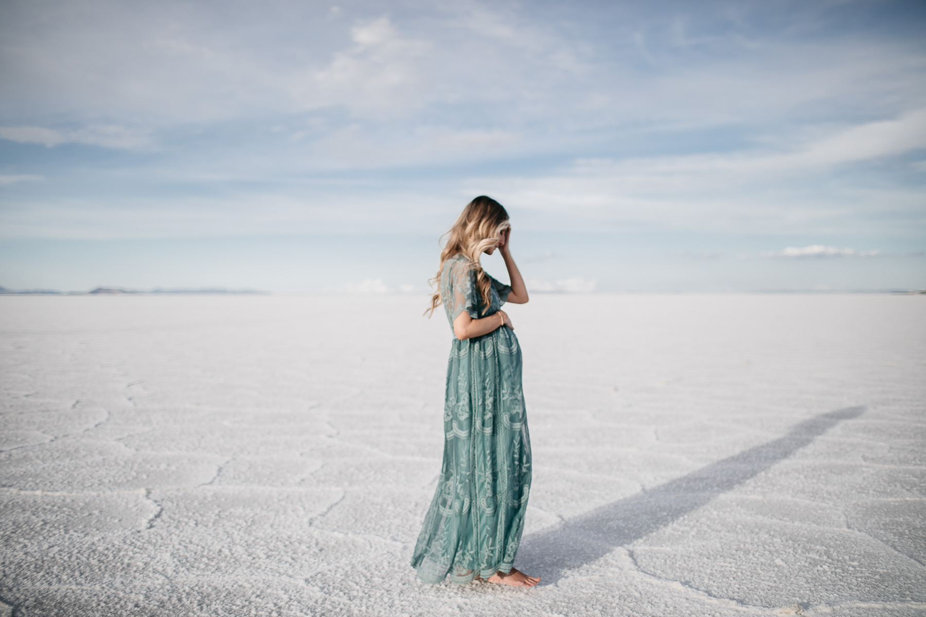 bonneville-utah-salt-flats-lifestyle-maternity-shoot-48