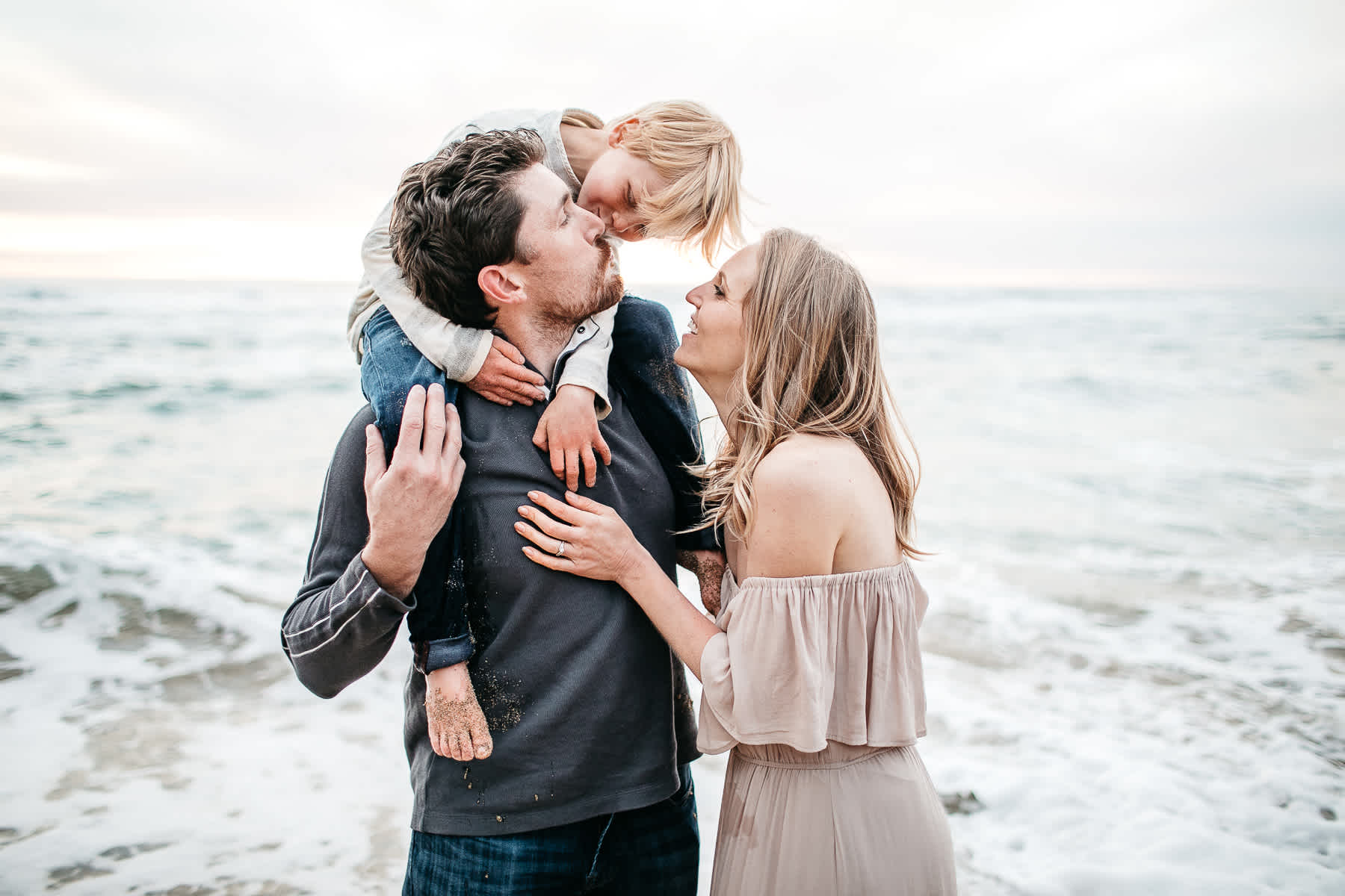 half-moon-bay-ca-sunset-family-lifestyle-session-golden-light-34