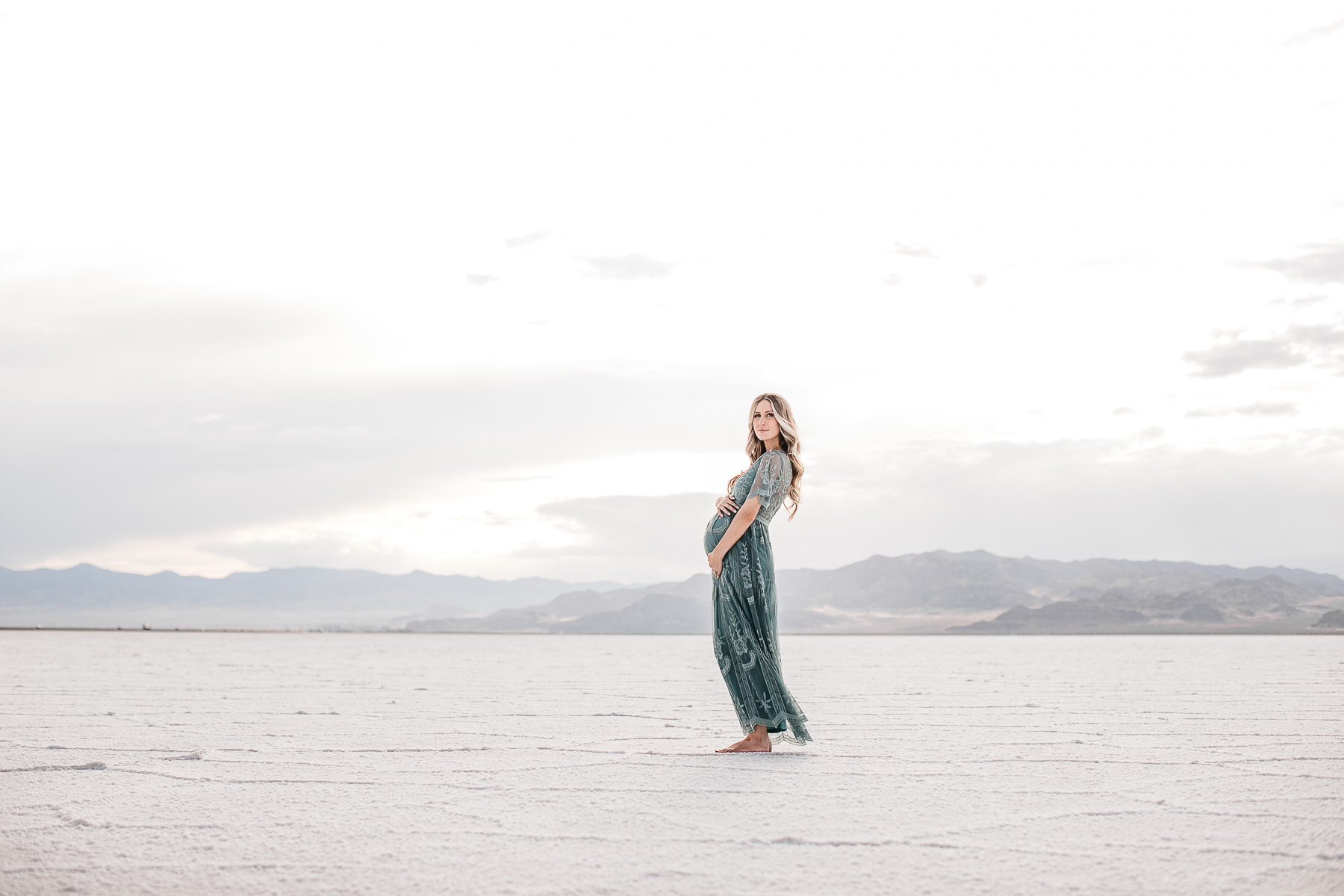 salt-lake-city-utah-salt-flats-lifestyle-maternity-session-27