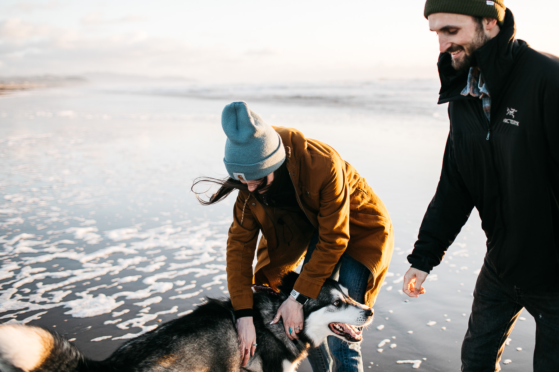 ocean-beach-sf-malamute-couple-session-golden-light-15