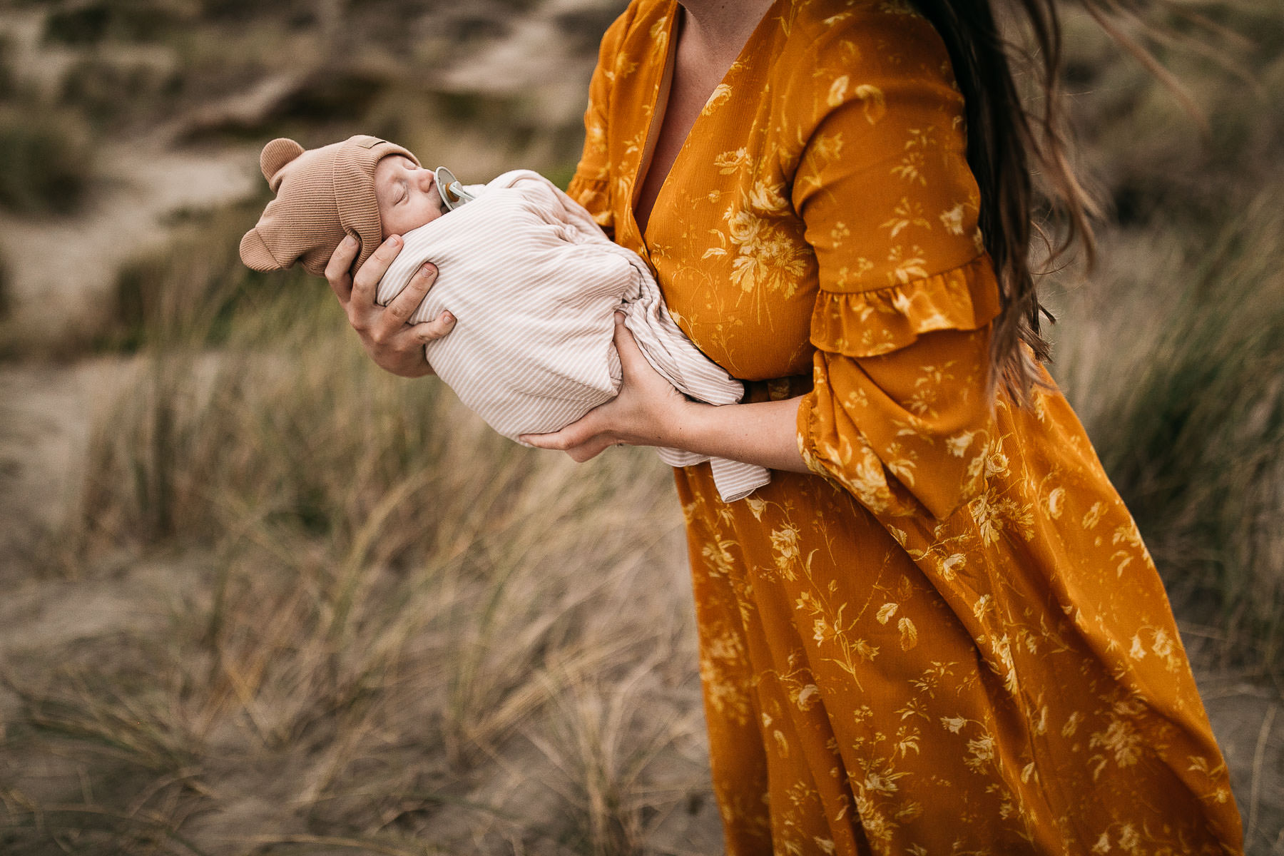 gloomy-ocean-beach-sf-newborn-lifestyle-session-18