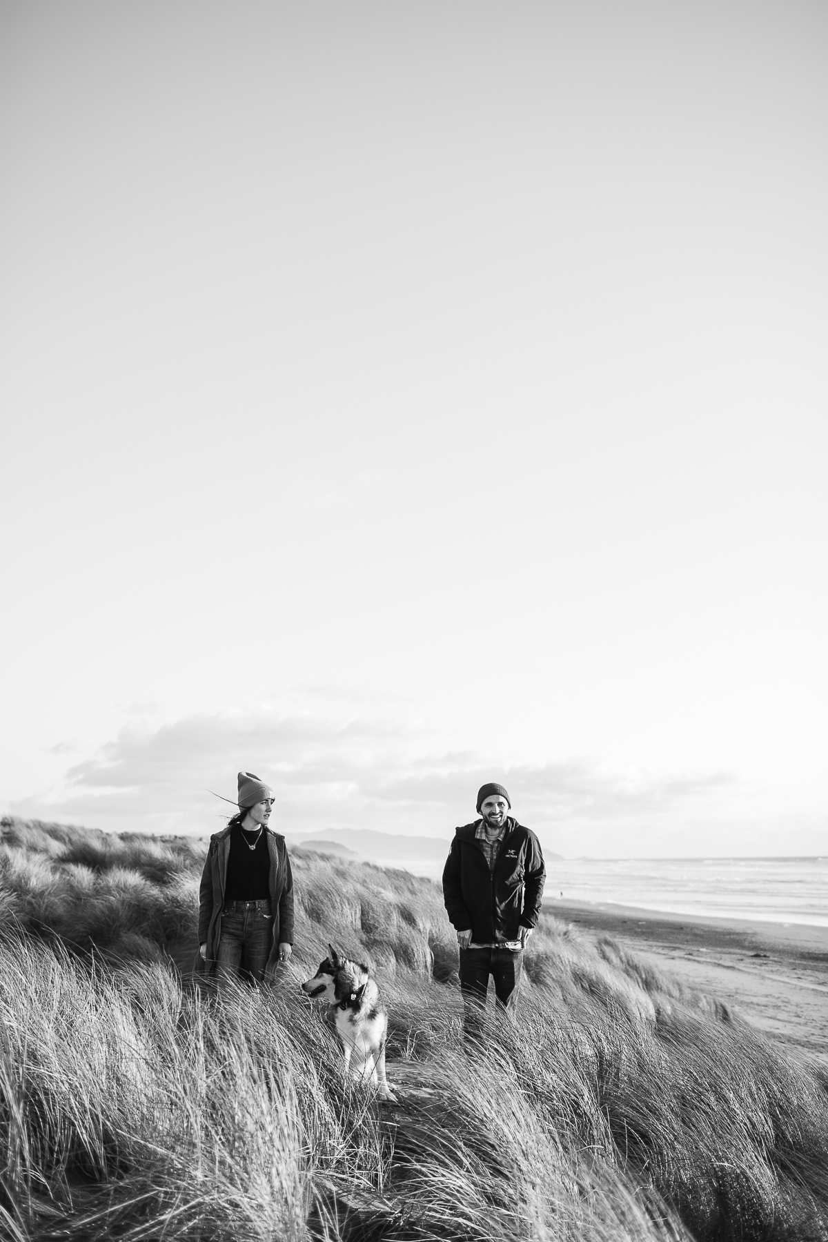 ocean-beach-sf-malamute-couple-session-golden-light-7