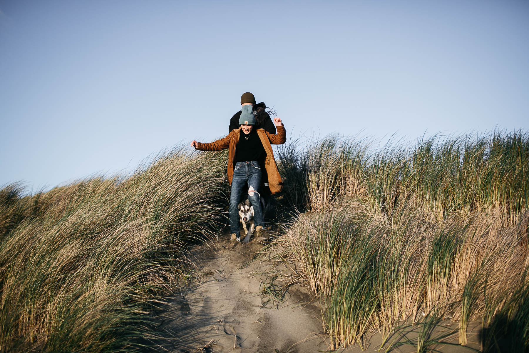 ocean-beach-sf-malamute-couple-session-golden-light-8