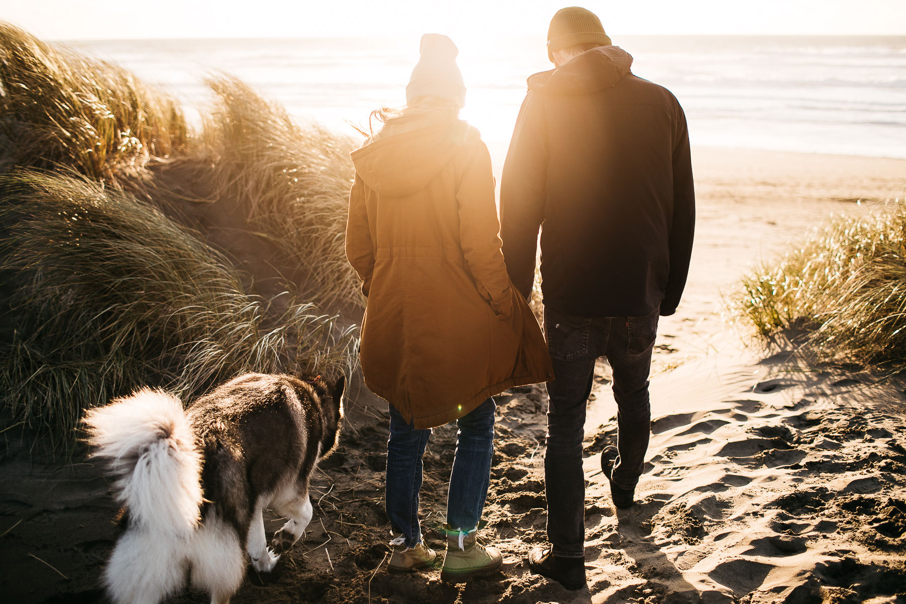 ocean-beach-sf-malamute-couple-session-golden-light-3