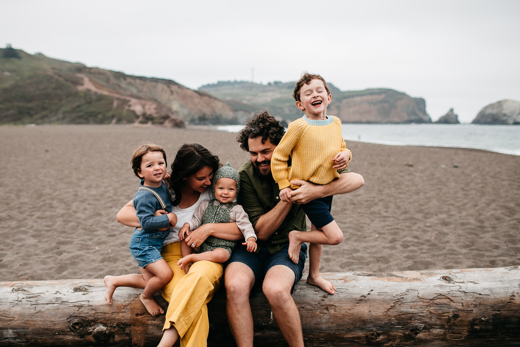 rode-beach-summer-gloomy-family-session-11